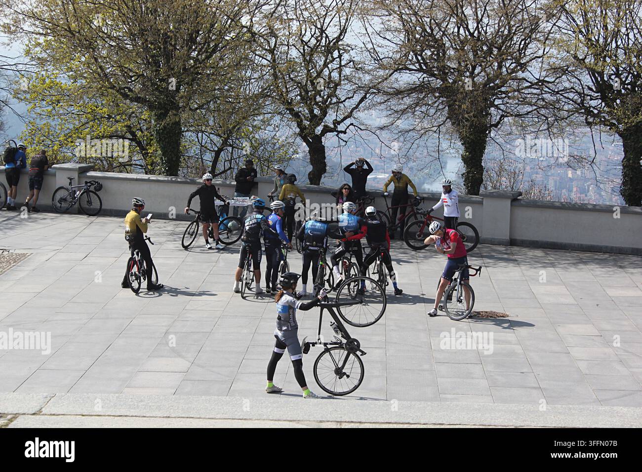 Gruppe von Radfahrern genießt die Aussicht über Turin von der Esplanade der Basilika von Superga. Stockfoto