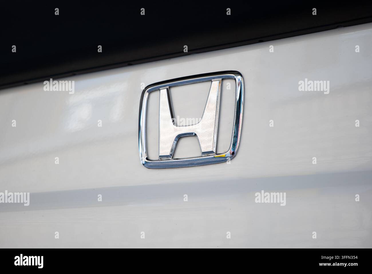 Kemptthal, Zürich, Schweiz, 6. September 2026. Nahaufnahme des Chrom-„H“-Logos von Honda, das auf einer weiß lackierten Autobleche montiert ist. Stockfoto