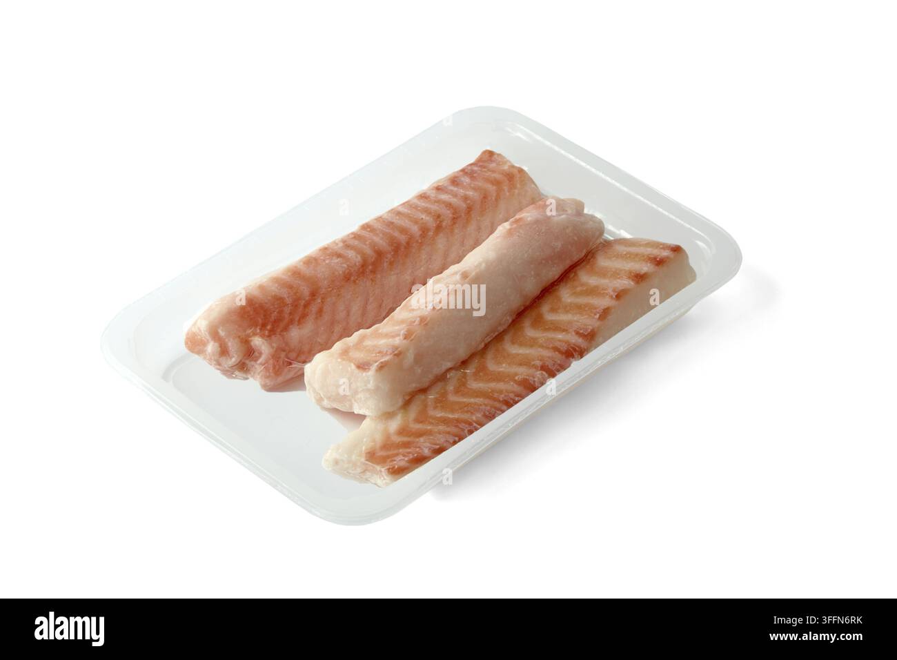 Frische rohe Lachsfilets auf einem Supermarkttablett Stockfoto