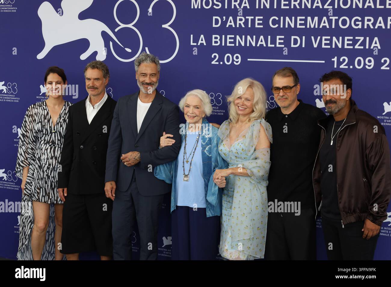 Venedig, Italien, 9. September 2026. Megan Wynn, Murray Bartlett, Taika Waititi, Ellen Burstyn, Pamela Anderson, Regisseur Kornél Mundruczó und Jomon Thomas bei der Fotokall für den Film Place To Be beim 83. Internationalen Filmfestival von Venedig. Foto: Doreen Kennedy / Alamy Live News. Stockfoto