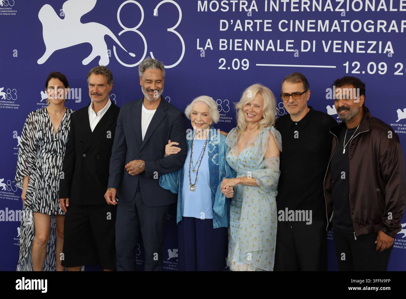 Venedig, Italien, 9. September 2026. Megan Wynn, Murray Bartlett, Taika Waititi, Ellen Burstyn, Pamela Anderson, Regisseur Kornél Mundruczó und Jomon Thomas bei der Fotokall für den Film Place To Be auf der 83. Internationalen Filmfestspiele von Venedig. Foto: Doreen Kennedy / Alamy Live News. Stockfoto