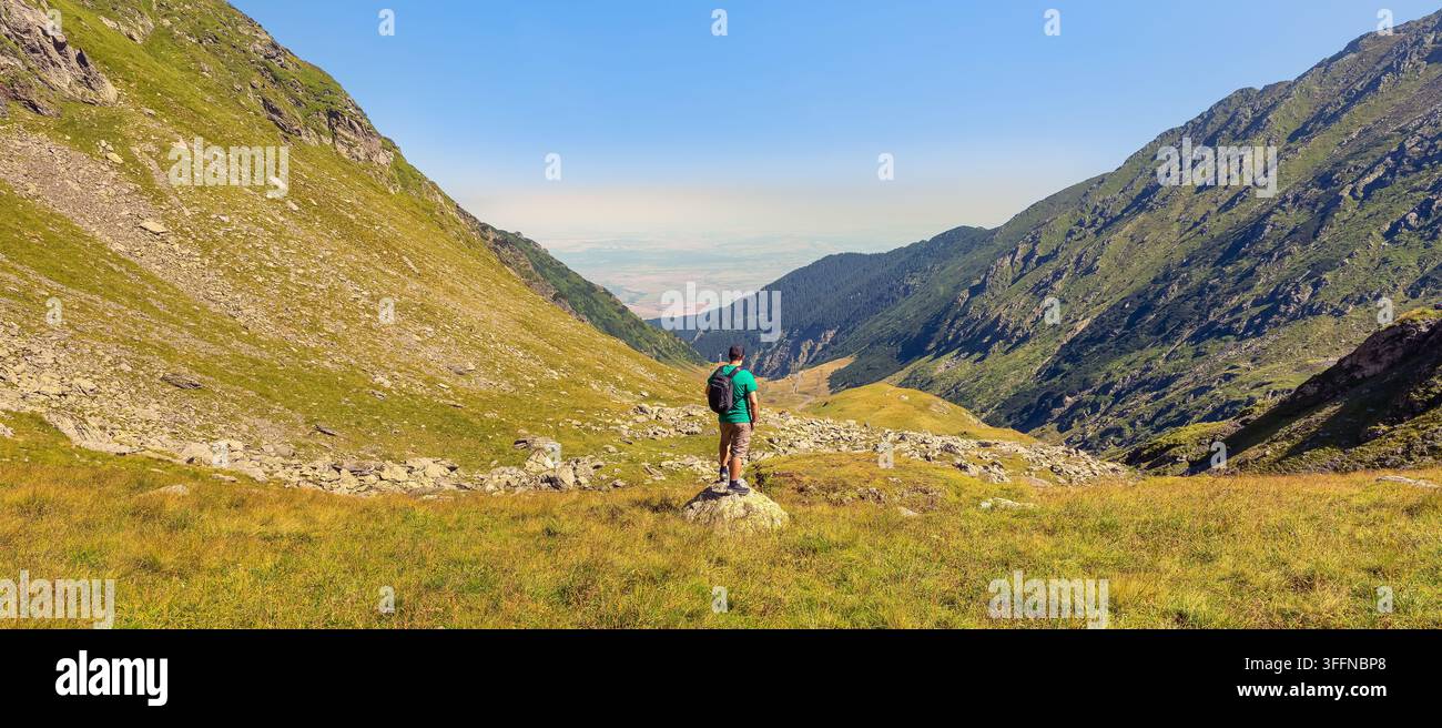 Mann, der über ein weites Tal in den Karpaten in der Transsilvania, Rumänien, steht Stockfoto