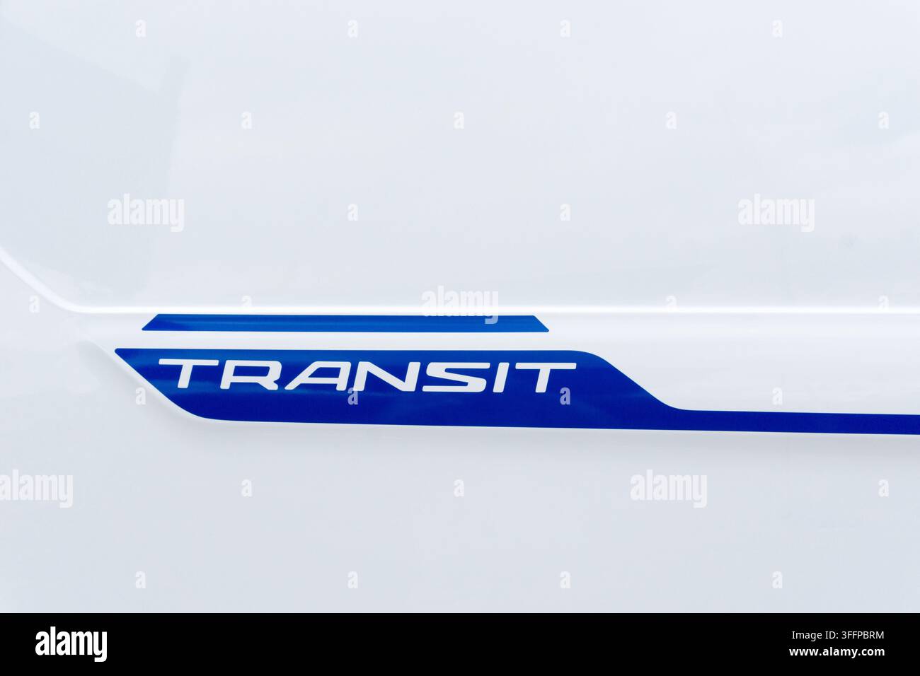 Transit-Schild an der Seite eines Ford Transit-Vans. Stockfoto