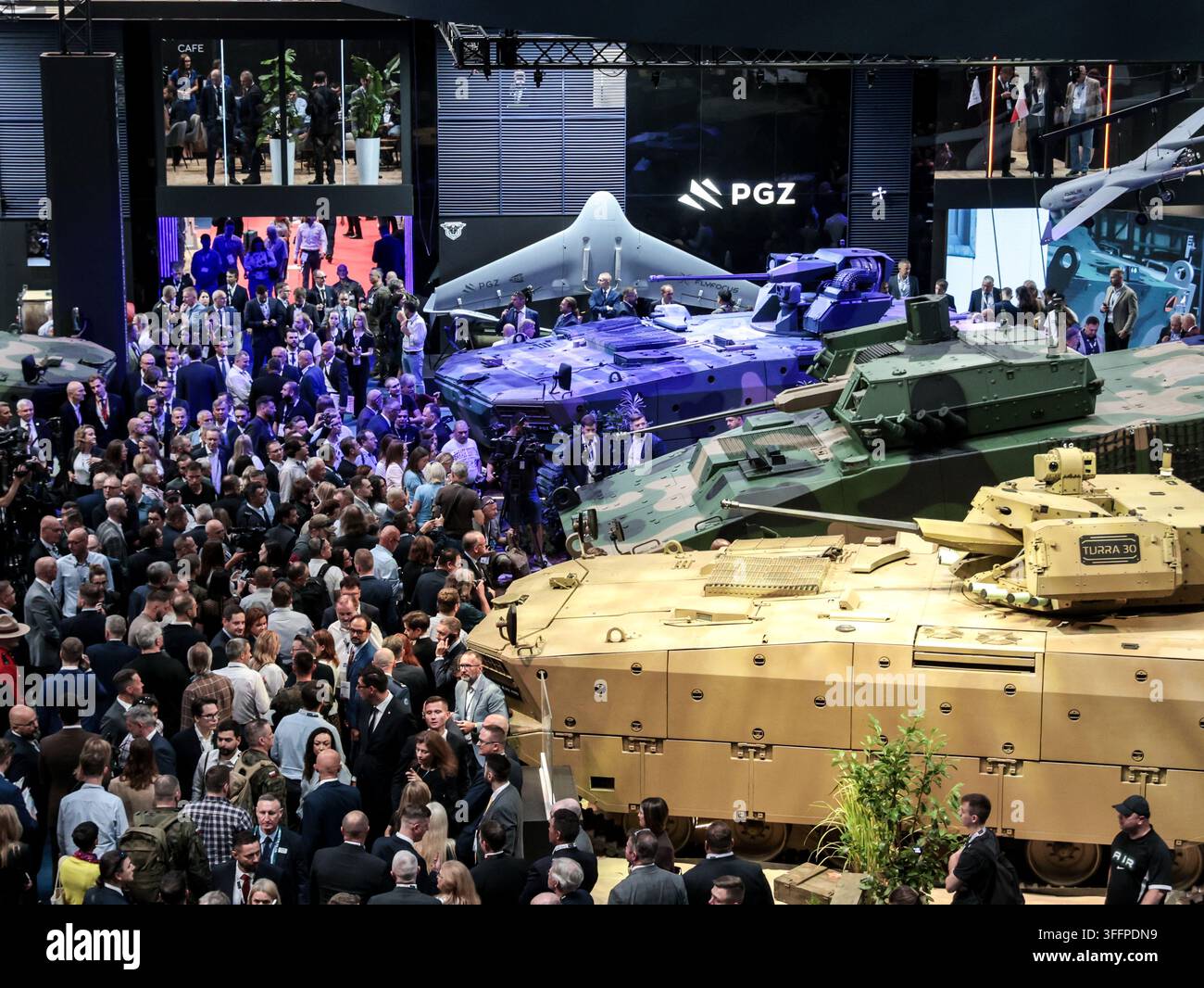 Teilnehmer besuchen den Pavillon der Polska Grupa Zbrojeniowa oder der Polnischen Rüstungsgruppe, die während der 34. Internationalen Verteidigungsindustrieausstellung in Kielce Expo, Polen, am 8. September 2026 ein neues Schweres Infanterie-Kampffahrzeug vorstellt. Die Internationale Verteidigungsindustrieausstellung in Kielce ist eine der größten Militärwaffenausstellungen in Europa – die Messe zeigt mehr als 1.000 Aussteller aus 40 Ländern. Die 34. Internationale Verteidigungsindustrieausstellung findet vom 8. bis 11. September 2026 statt. (Foto von Dominika Zarzycka/Sipa USA) Credit: Sipa USA/Alamy Live News Stockfoto