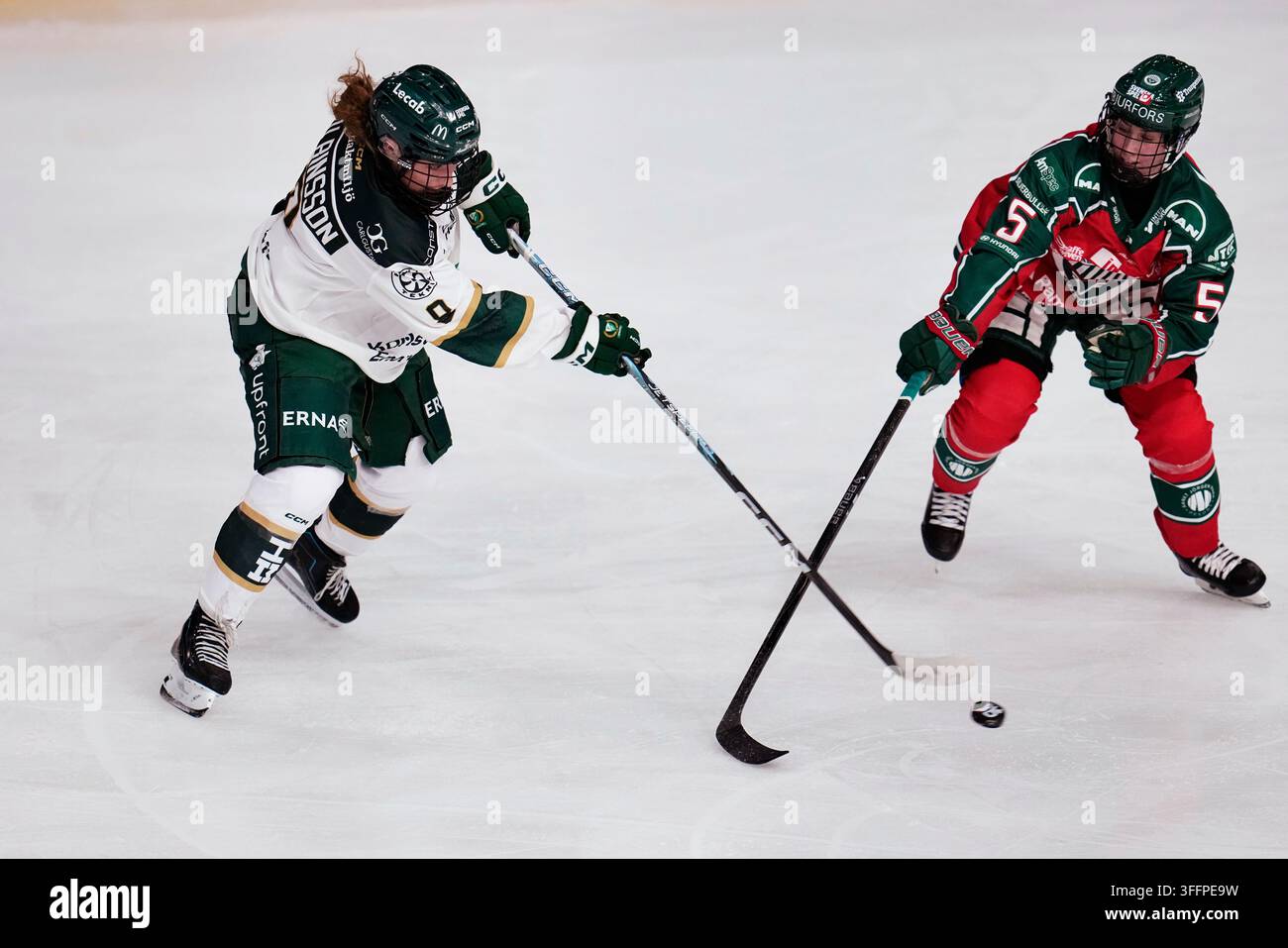 GOTHENBURG, SCHWEDEN 20260909Färjestads Ella Albinsson gegen Frölundas Nathalie Lidman während des SDHL-Eishockeyspiels am Mittwoch zwischen Frölunda HC und Färjestad BK im Frölundaborg-Eisstadion. Foto: Björn Larsson Rosvall/TT/Code 9200 Dieser Text wurde automatisch übersetzt Credit: TT News Agency/Alamy Live News Stockfoto