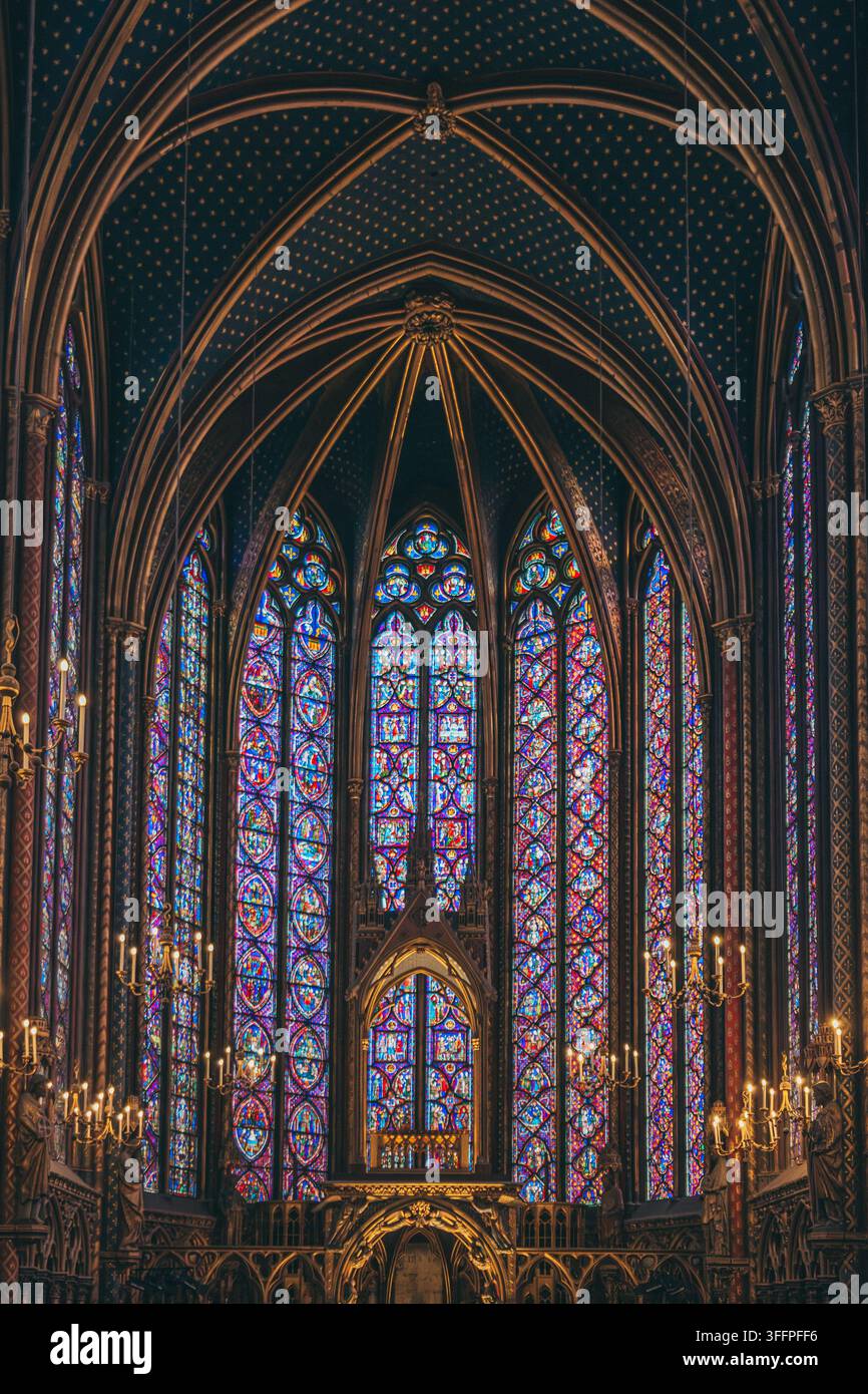Innenraum der oberen Kapelle der Sainte-Chapelle in Paris, Frankreich, mit ihren mittelalterlichen Buntglasfenstern und der kunstvoll verzierten gotischen Gewölbedecke Stockfoto