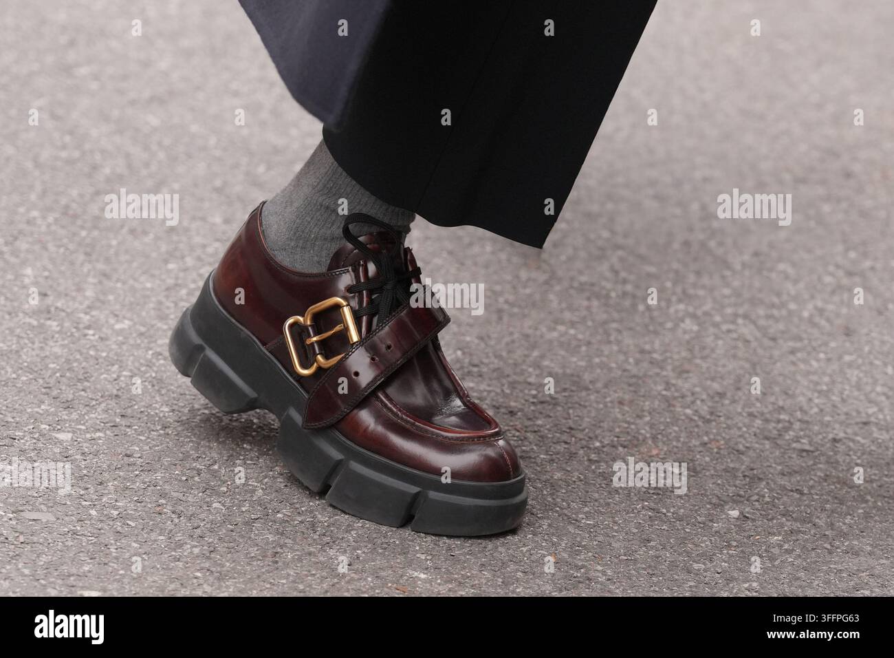 Mailand, Italien - 25. Februar 2026: Frau trägt Loafers. Modische Outfit-Schuhdetails, Street-Style-Accessoire Stockfoto