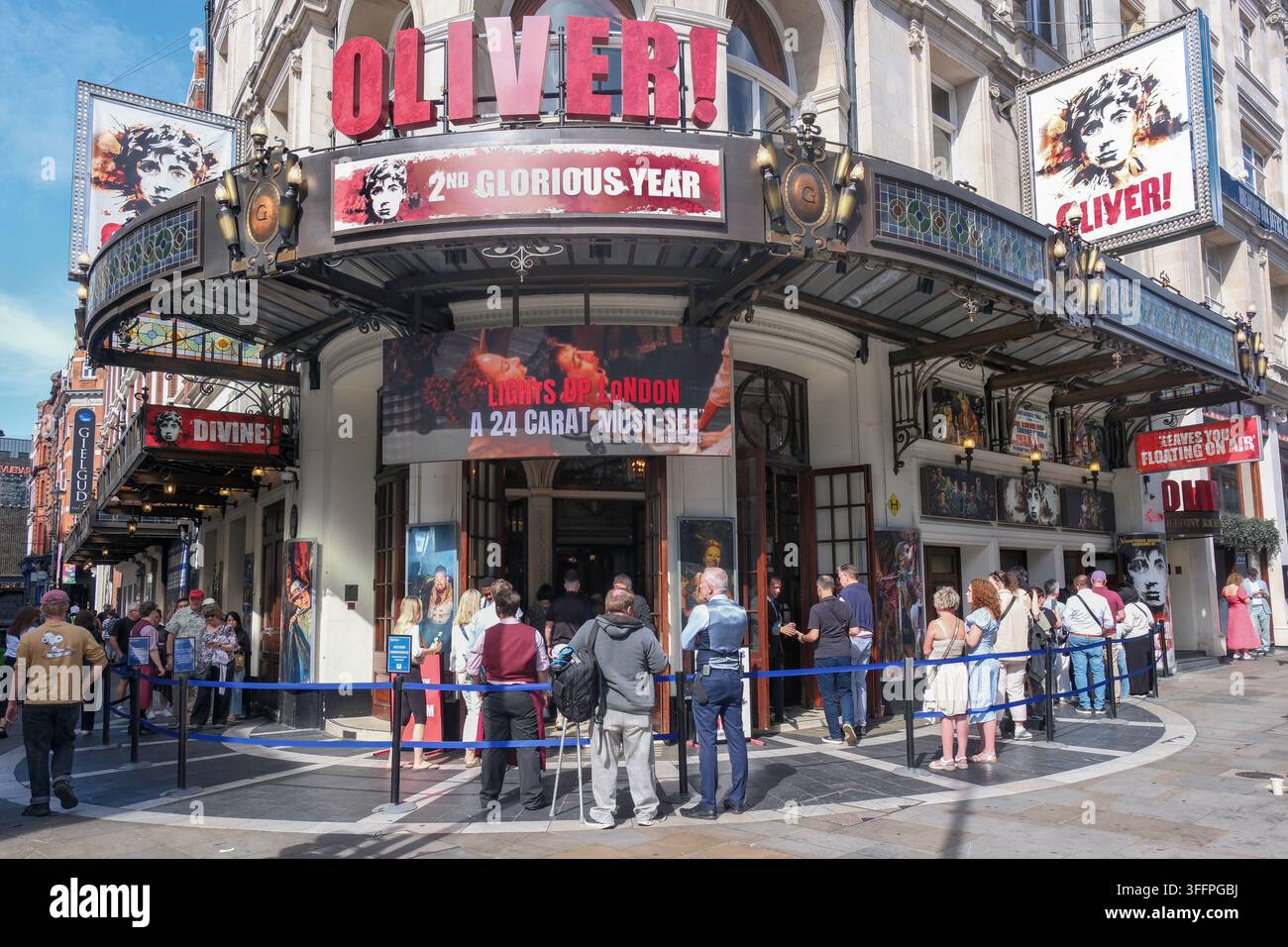 Theatergäste kommen zu einer Matineevorstellung von Oliver The Musical im Gielgud Theatre, Shaftesbury Avenue, London, UK Stockfoto