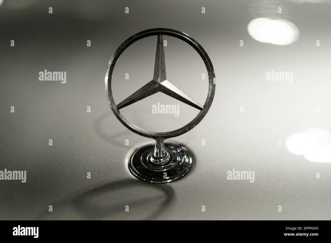 Mailand, Italien - 12.11.2022: Klassisches Auto Mercedes-Benz-Emblem auf der Motorhaube eines Luxusfahrzeugs für Automobildesign. Ausstellung Milano Autoclassica Stockfoto