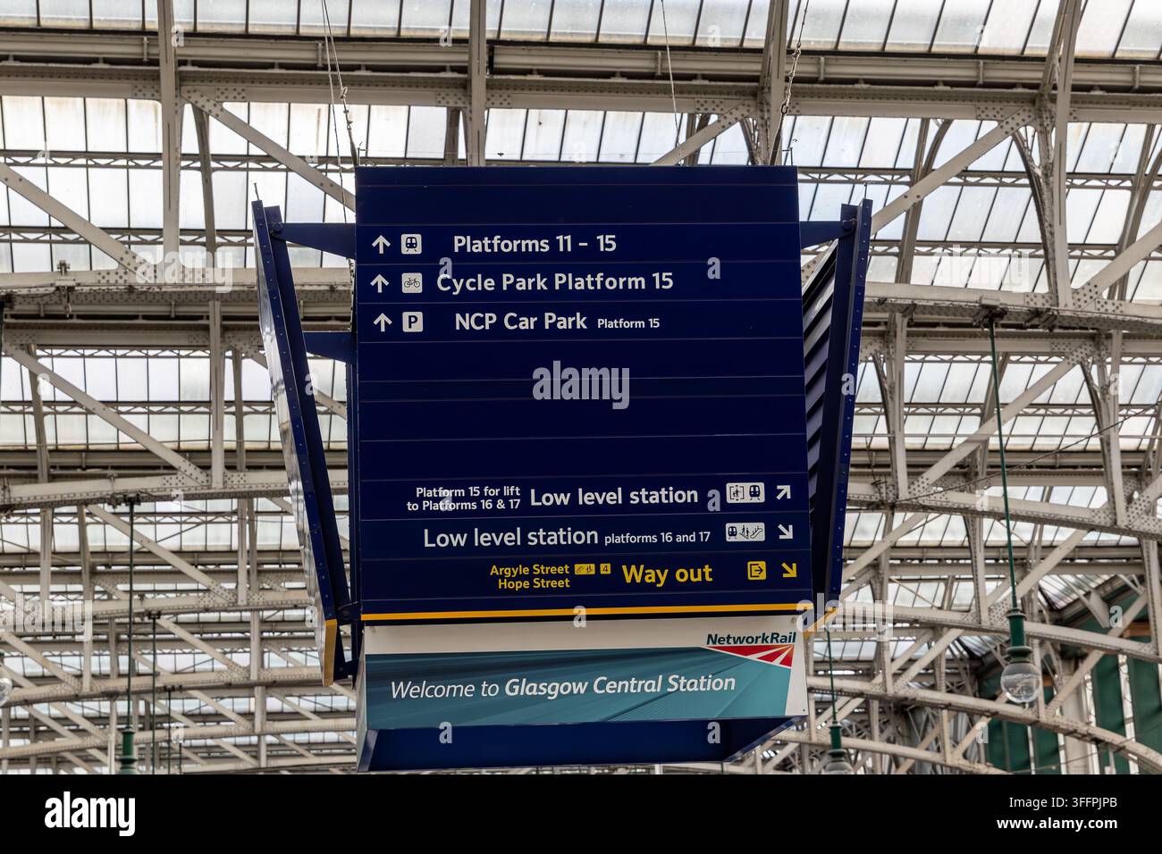 Blaues Richtungsschild am Glasgow Central Station, das Bahnsteige, Parkhaus und Ausgänge anzeigt. Stockfoto