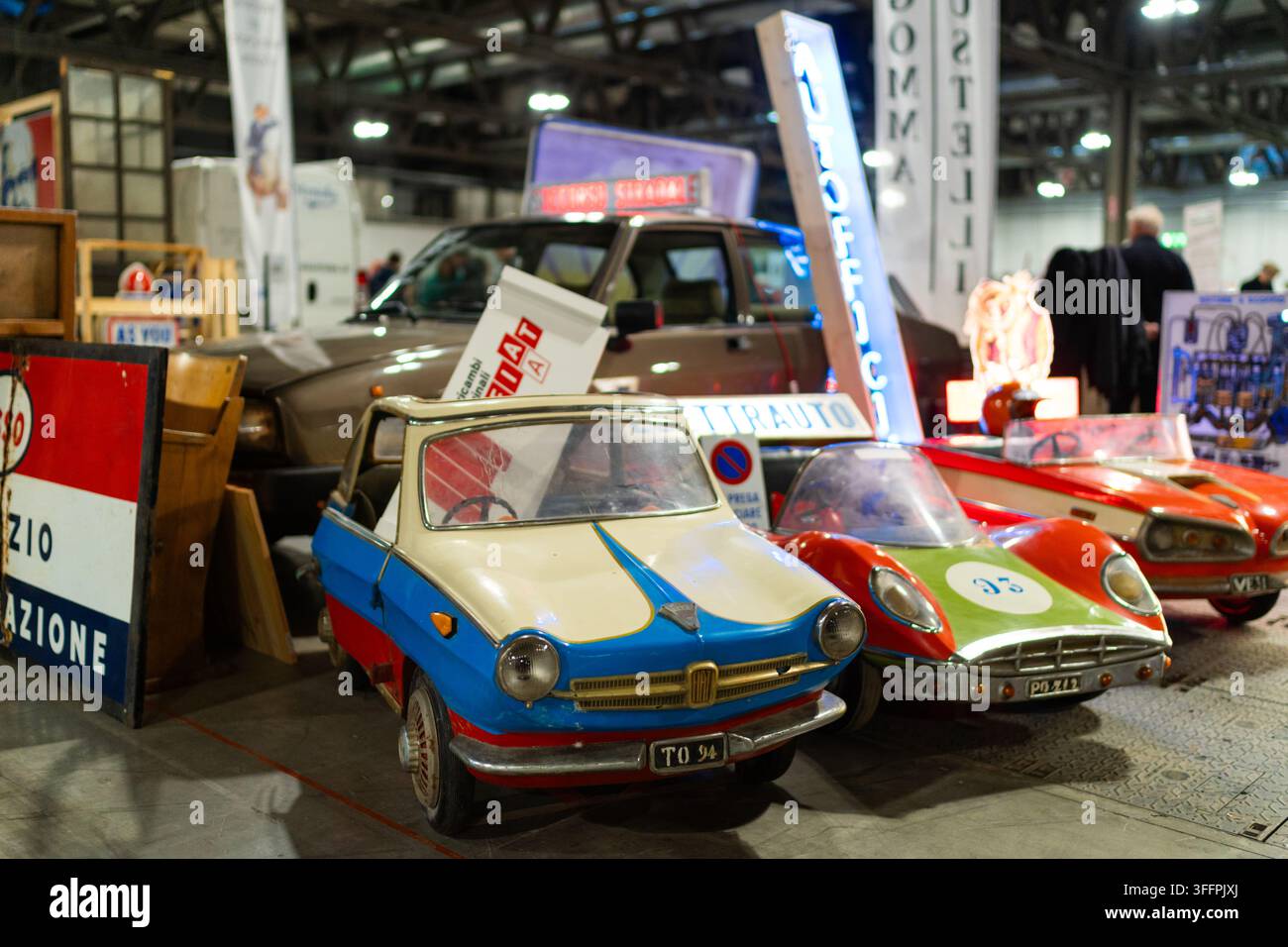 Mailand, Italien - 12.11.2022: Klassische Autos und Retro-Spielzeugfahrzeuge auf einer Vintage-Ausstellung. Ausstellung Milano Autoclassica Stockfoto