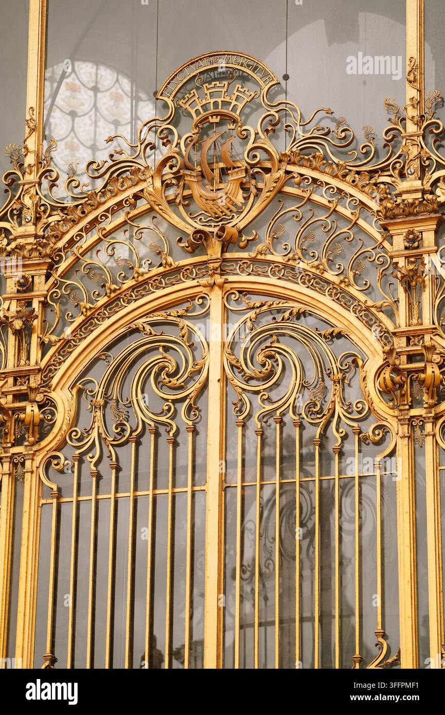 Paris, Frankreich – 26. Januar 2026: Grand Palais. Verziertes goldenes schmiedeeisernes barockes Tor mit königlichem Wappen Stockfoto