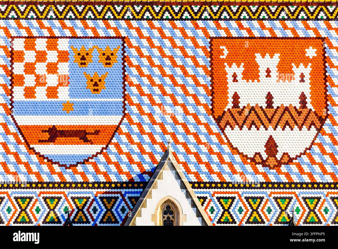 Schönes farbenfrohes Wappen des Königreichs Kroatien-Slawonien-Dalmatien auf dem Ziegeldach der St. Markus-Kirche in der Oberstadt von Zagreb, Kroatien Stockfoto