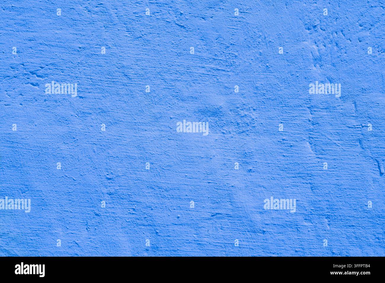 Abstrakte blaue Putzwand mit einer sanft unebenen, rauen Oberfläche, die subtile Spuren und natürliche Tonvariationen aufweist. Ideal als sauberer Hintergrund, Textur Stockfoto