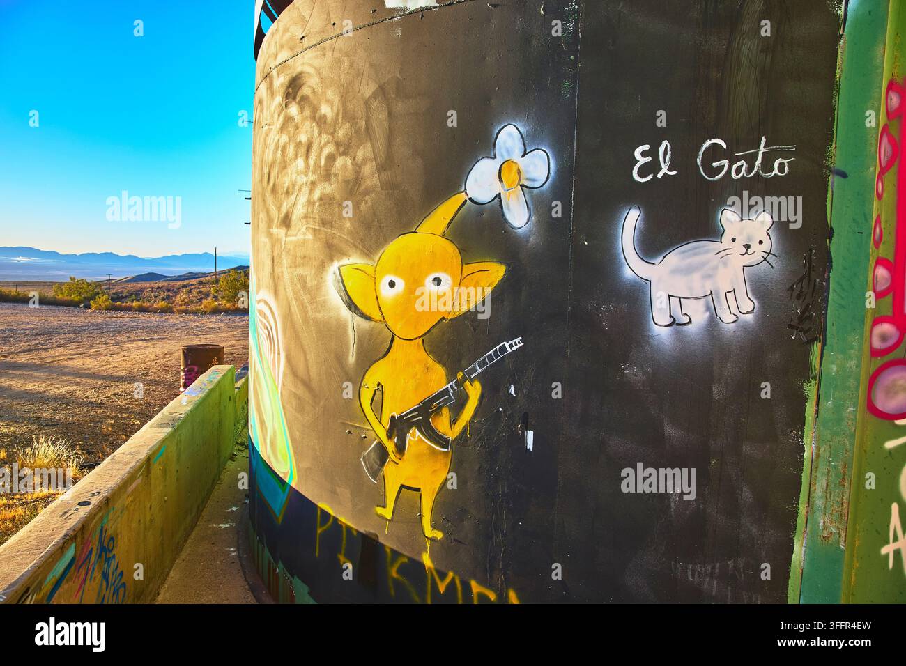 Farbenfrohes Graffiti mit einer gelben Cartoon-Figur, die eine Gitarre in der Hand hält, und einer verspielten Katze, die mit „el gato“ beschriftet ist, erhellt die verlassene Goldome-Mühle unter t Stockfoto