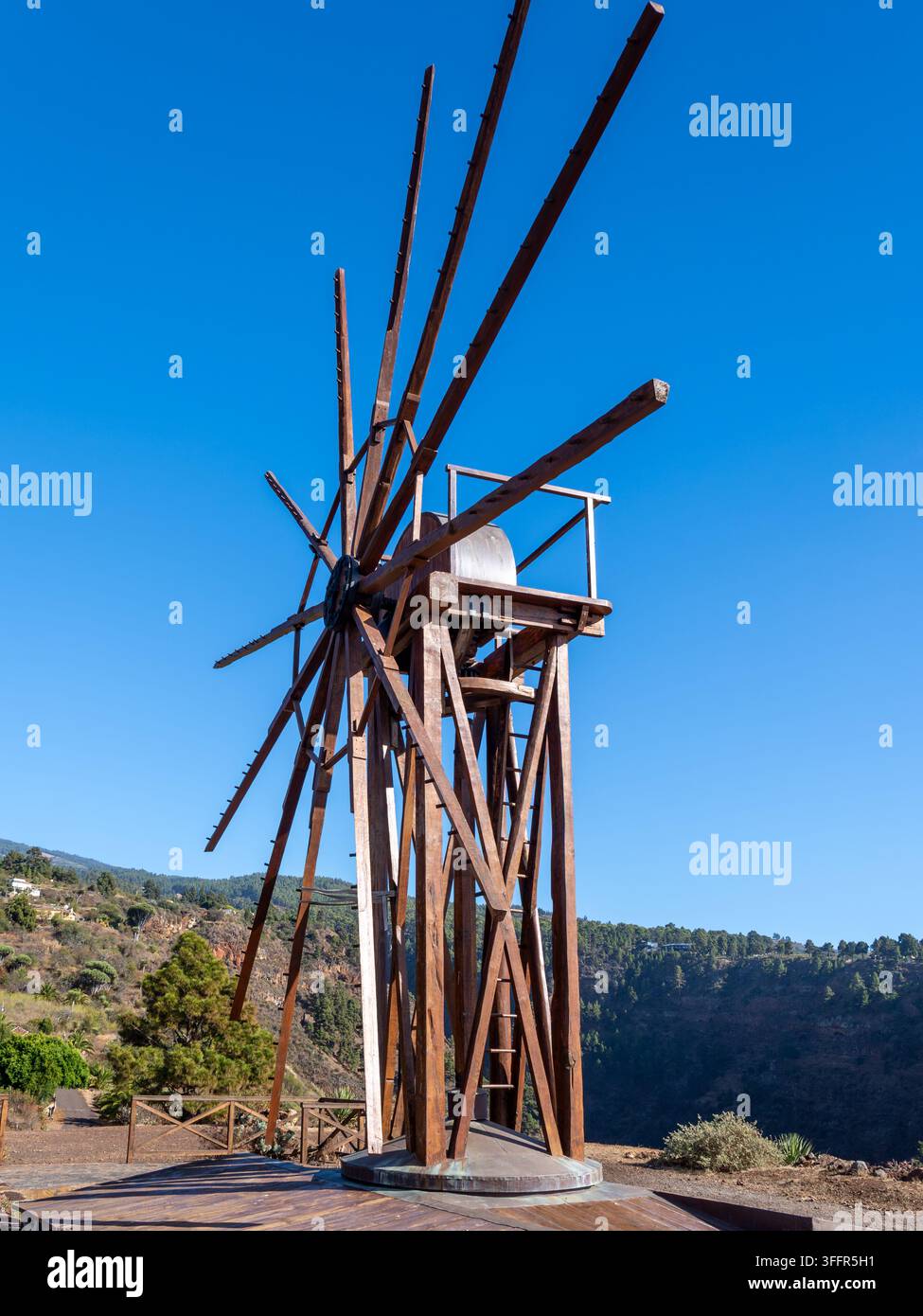 Historische hölzerne Windmühle im Gofio-Museum MIGO in Las Tricias nahe Munch Gordillo auf La Palma Stockfoto