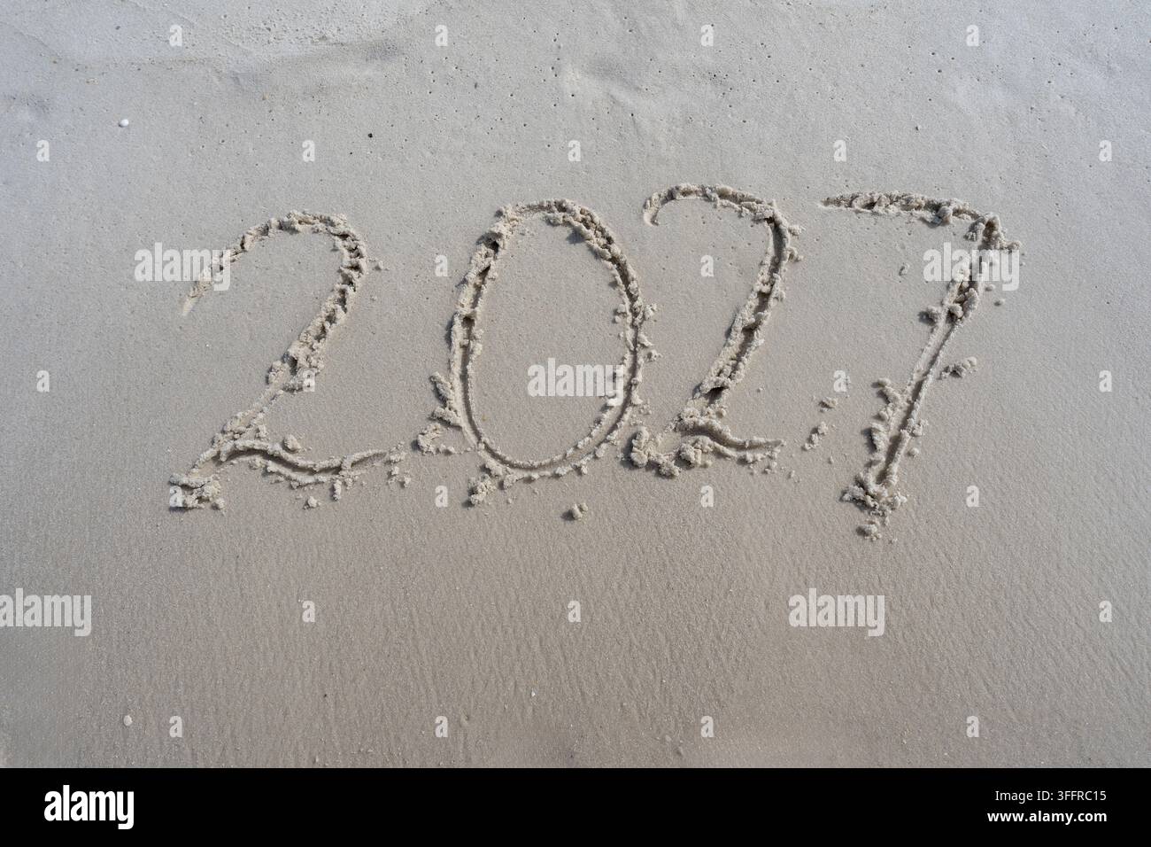 Zahl 2027 in nassem Strandsand handgeschrieben. Kreatives Konzept für das Neue Jahr 2027, Zukunftspläne, Ziele, Vorsätze, Neuanfang, neue Anfänge, Reisen, Stockfoto