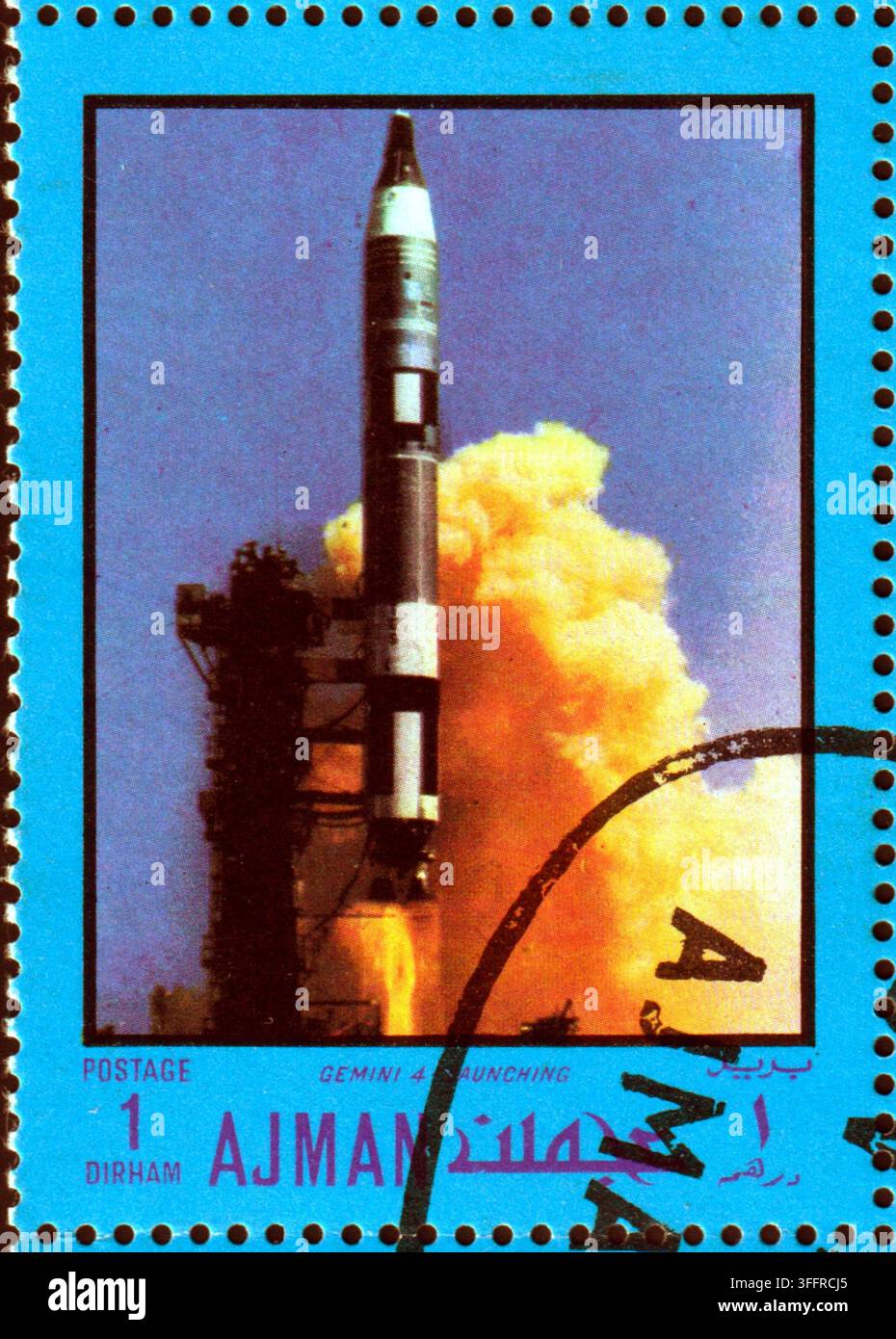 Eine Vintage-Postmarke von 1970 aus Ajman zeigt den Start der Gemini-4-Rakete mit dramatischem gelbem Ausdünstungsrauch und Gerüst, blauer Rand. Stockfoto