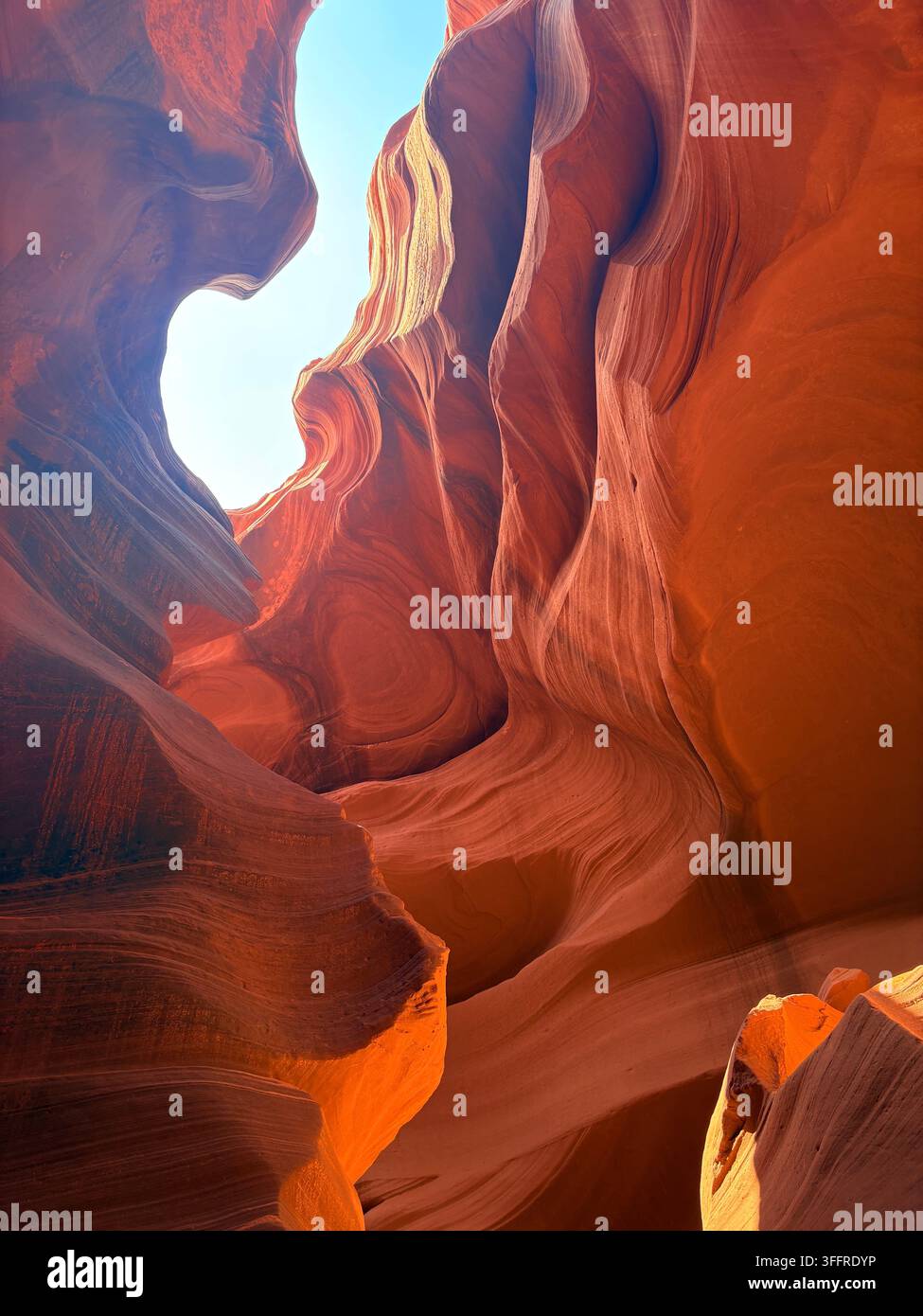 Lower Antelope Canyon in Arizona mit natürlichem Licht von der Schluchtöffnung, Arizona, USA Stockfoto