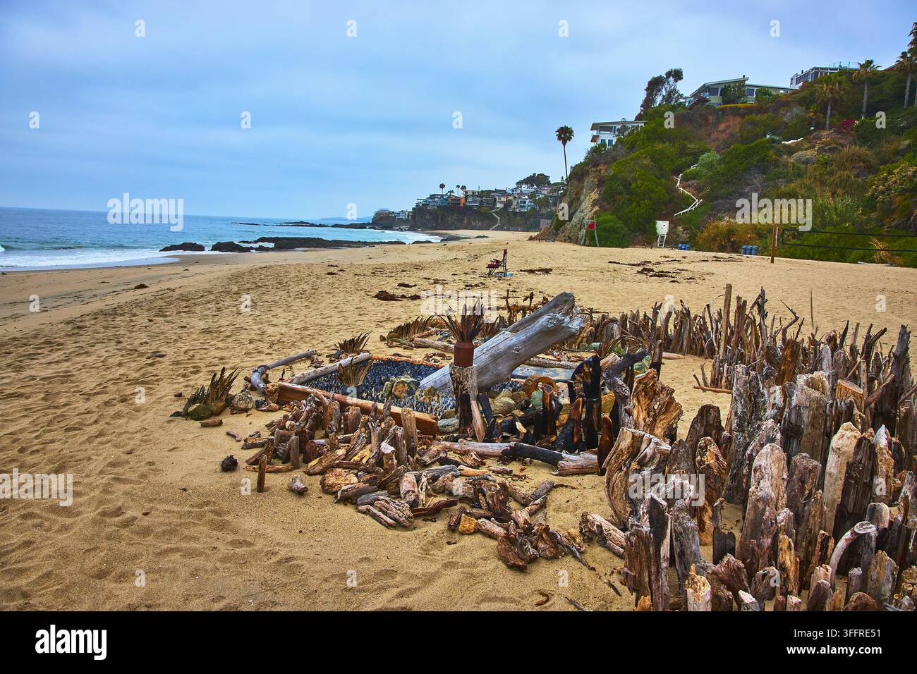 Gestrandetes Schrein auf sandigem Strand mit Ozean- und Küstenhäusern in Laguna Beach, Kalifornien Stockfoto