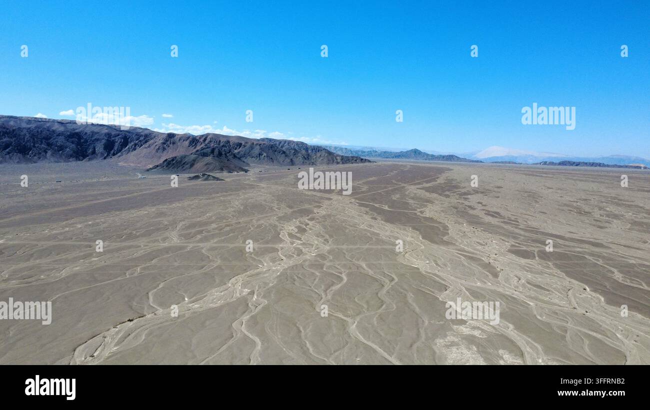 Drohnenluftbild des Nazca-Linien-Plateaus und der weiten Wüstenebene, Region Ica, Peru. Alte präkolumbianische Geoglyphen, die von oben sichtbar sind. Stockfoto