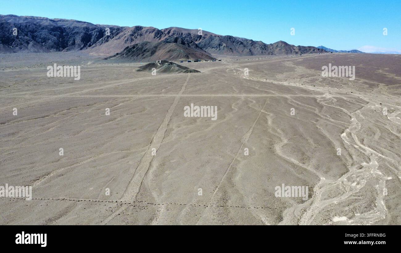 Luftbilddrohnenaufnahme der Nazca-Linien-Geoglyphen und des Wüstenplateaus, Nazca, Region Ica, Peru. Antiker UNESCO-Weltkulturerbestand vom Himmel aus. Stockfoto