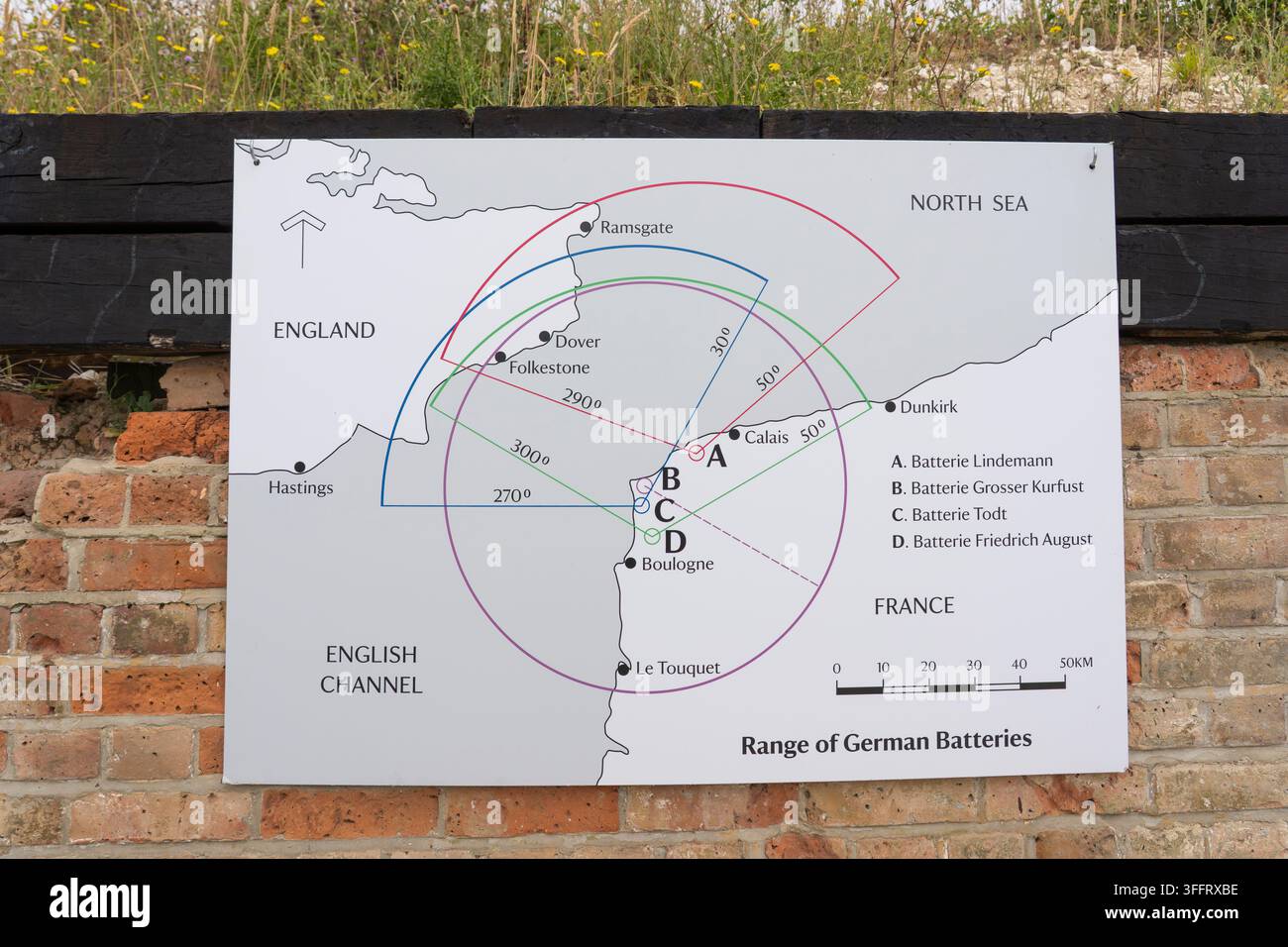 WWII-Karte in Fan Bay, Dover, die die Reichweite der deutschen Geschützbatterien in Frankreich über den Ärmelkanal und die Nordsee bis zur südöstlichen Küste Englands zeigt Stockfoto