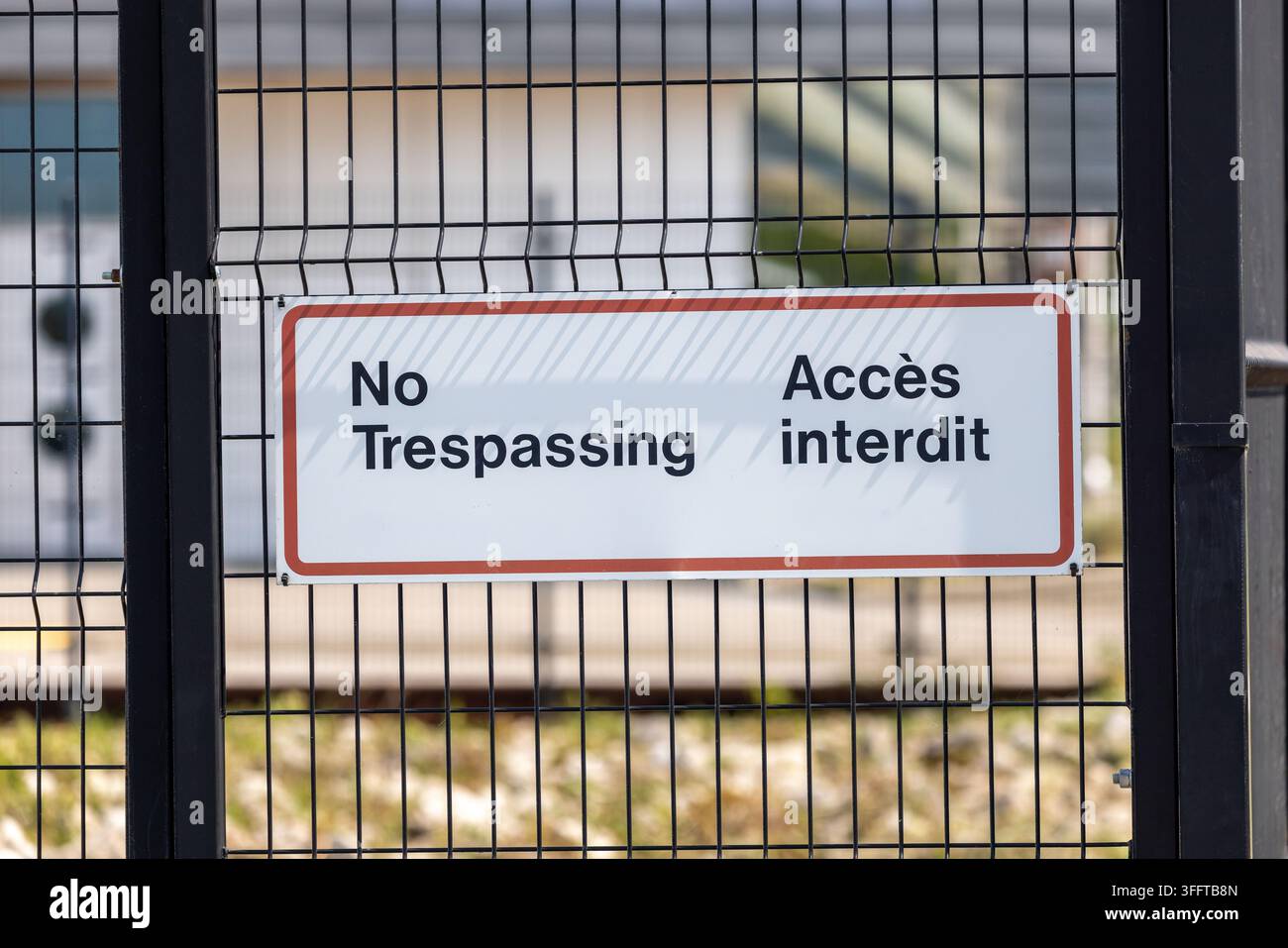 Betreten verboten-Schild auf schwarzem Maschendrahtzaun Stockfoto