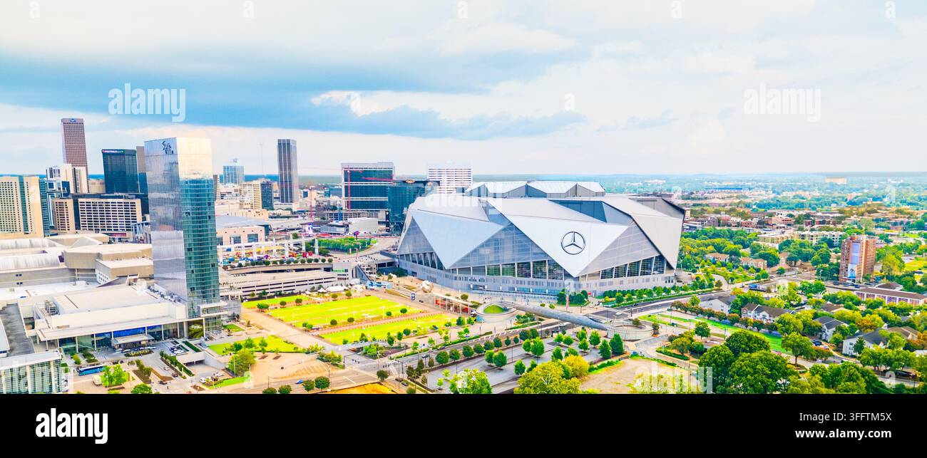 Atlanta, GA - 29. August 2025: Luftaufnahme des Mercedes-Benz-Stadions mit der Innenstadt von Atlanta und der umgebenden Stadtlandschaft im Hintergrund. Stockfoto