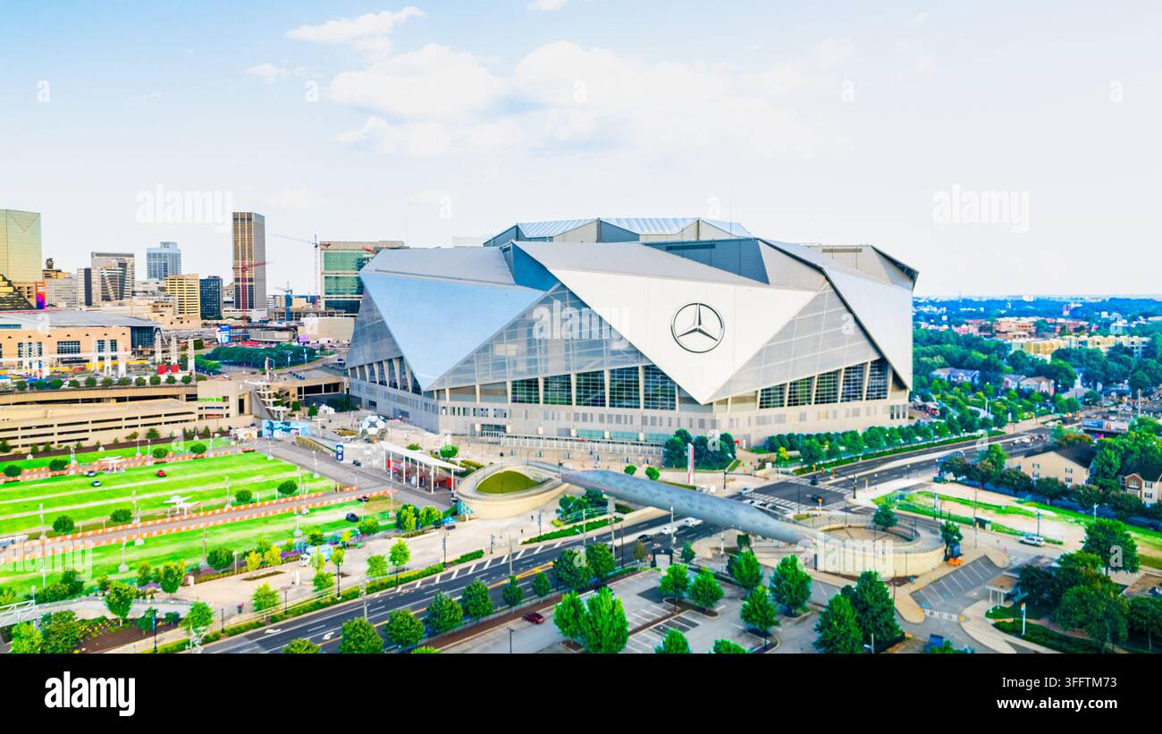 Atlanta, GA - 30. August 2025: Luftaufnahme des Mercedes-Benz-Stadions und des umliegenden Sport- und Unterhaltungsviertels von Atlanta in der Nähe der Innenstadt. Stockfoto
