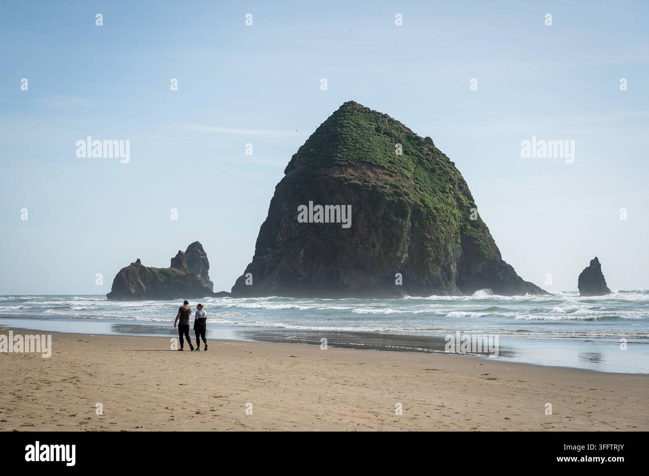 Haystack Rock in der Küstenstadt Cannon Beach, Oregon Coast, USA. Stockfoto