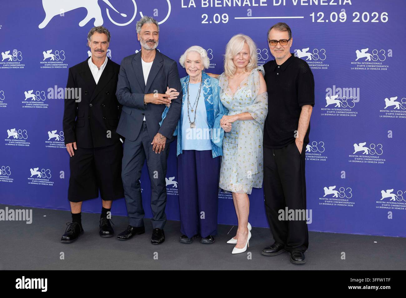 Venedig-Lido, Italien. 09. Sep, 2026. Megan Wynn, Murray Bartlett, Taika Waititi, Ellen Burstyn, Pamela Anderson, Regisseur Kornel Mundruczo und Jomon Thomas nehmen am "Place To Be"-Photocall während der 83. Internationalen Filmfestspiele von Venedig im Palazzo del Casino am 09. September 2026 in Venedig, Italien, teil. Credit: NurPhoto SRL/Alamy Live News Stockfoto