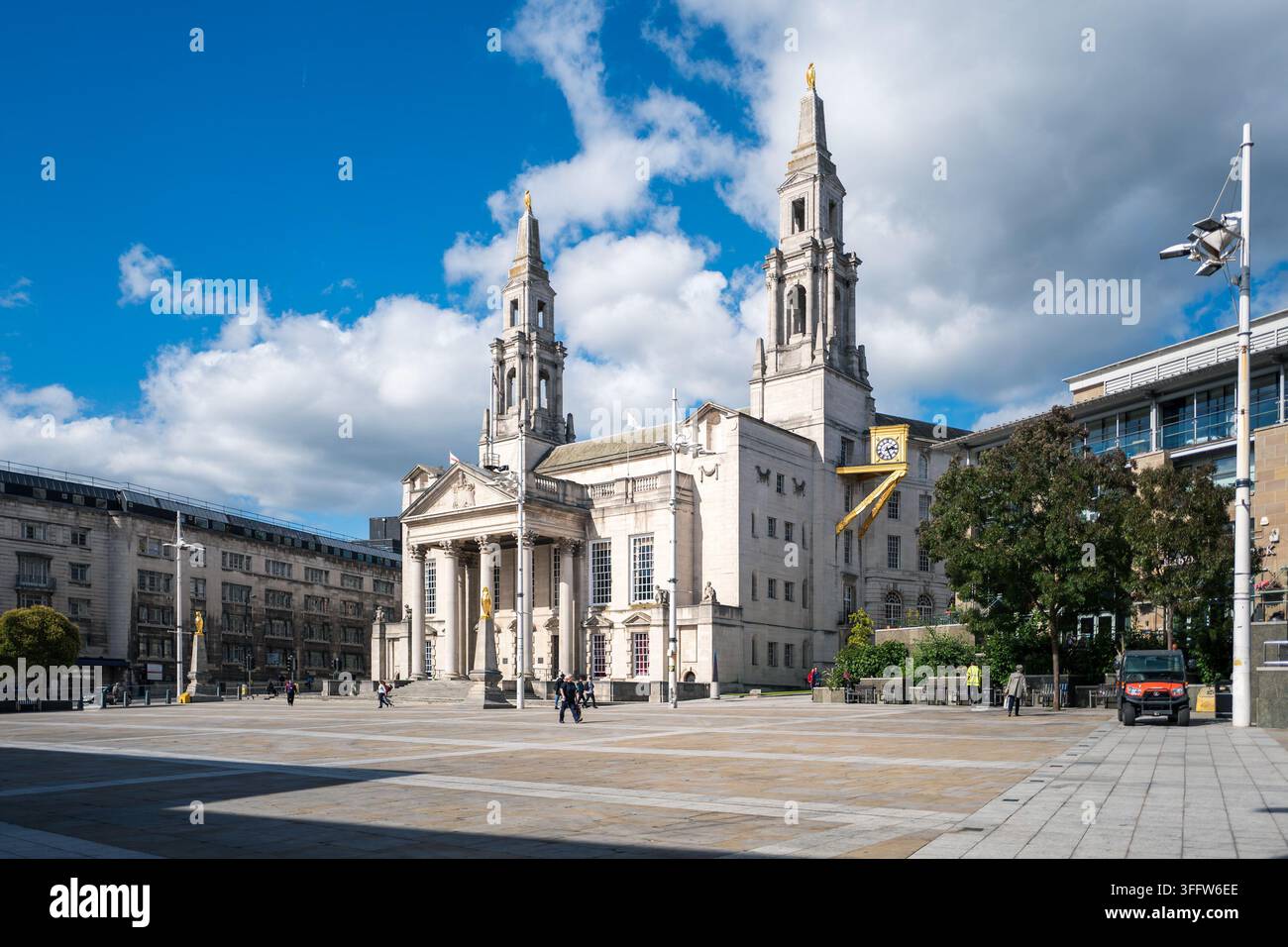 Die Art-Deco-Zwillings­türme der Leeds Civic Hall erheben sich an einem sonnigen Tag über dem Millennium Square in Leeds, West Yorkshire, England, UK Stockfoto