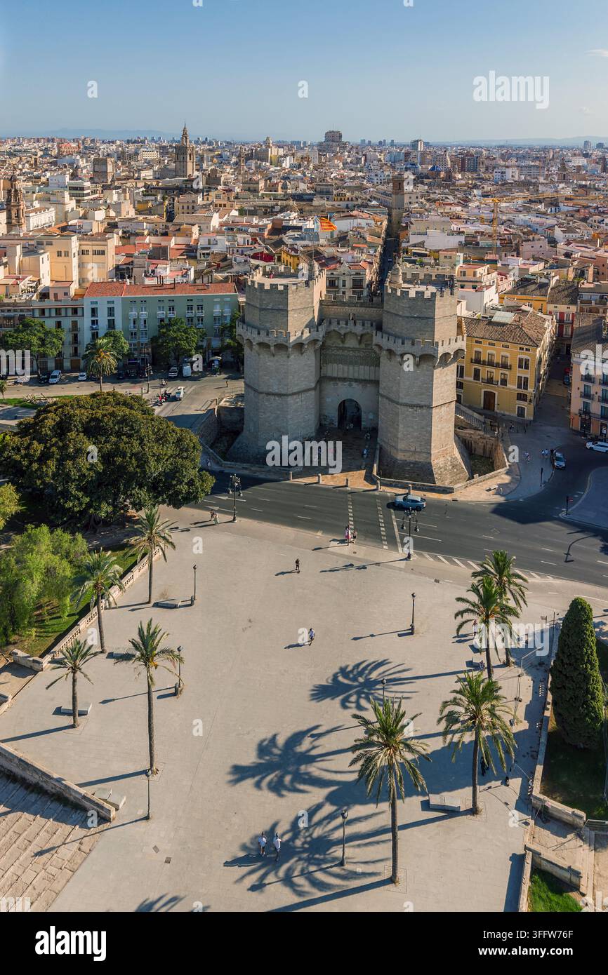 Panoramatische Ansicht der Serranos-Türme und der Altstadt, Valencia, Valencianische Gemeinschaft, Spanien Stockfoto