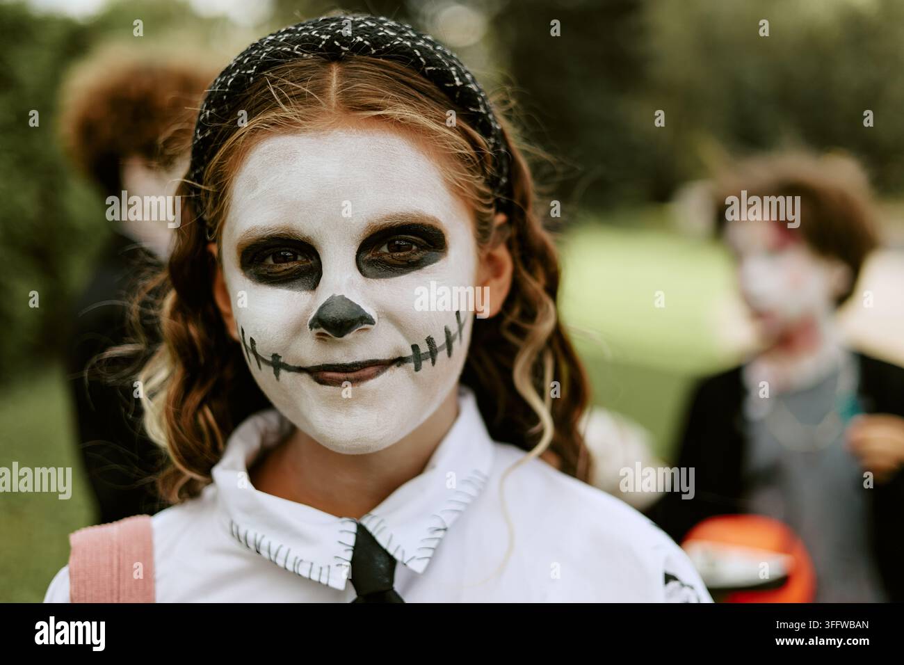 Porträt eines Kindes mit Skelett-Gesichtsbemalung für Halloween Stockfoto