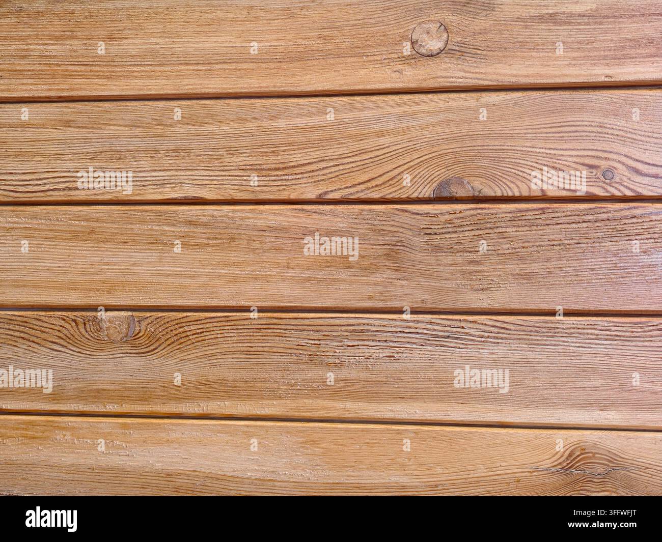 Nahaufnahme der braunen Holzplankenstruktur auf einer Hauswandverkleidung. - Smartphone-aufgenommenes Stockfoto