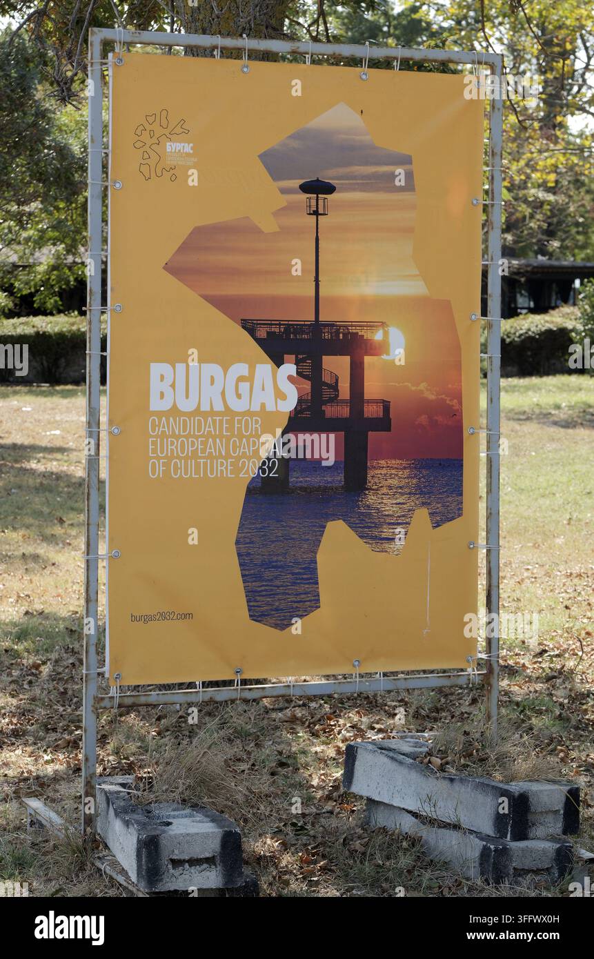 Burgas-Kampagnenbanner, das die Kandidatur der Stadt zur europäischen Kulturhauptstadt 2032 fördert, zeigt den Pier bei Sonnenuntergang. Bulgarien, Burgas, 6. September Stockfoto