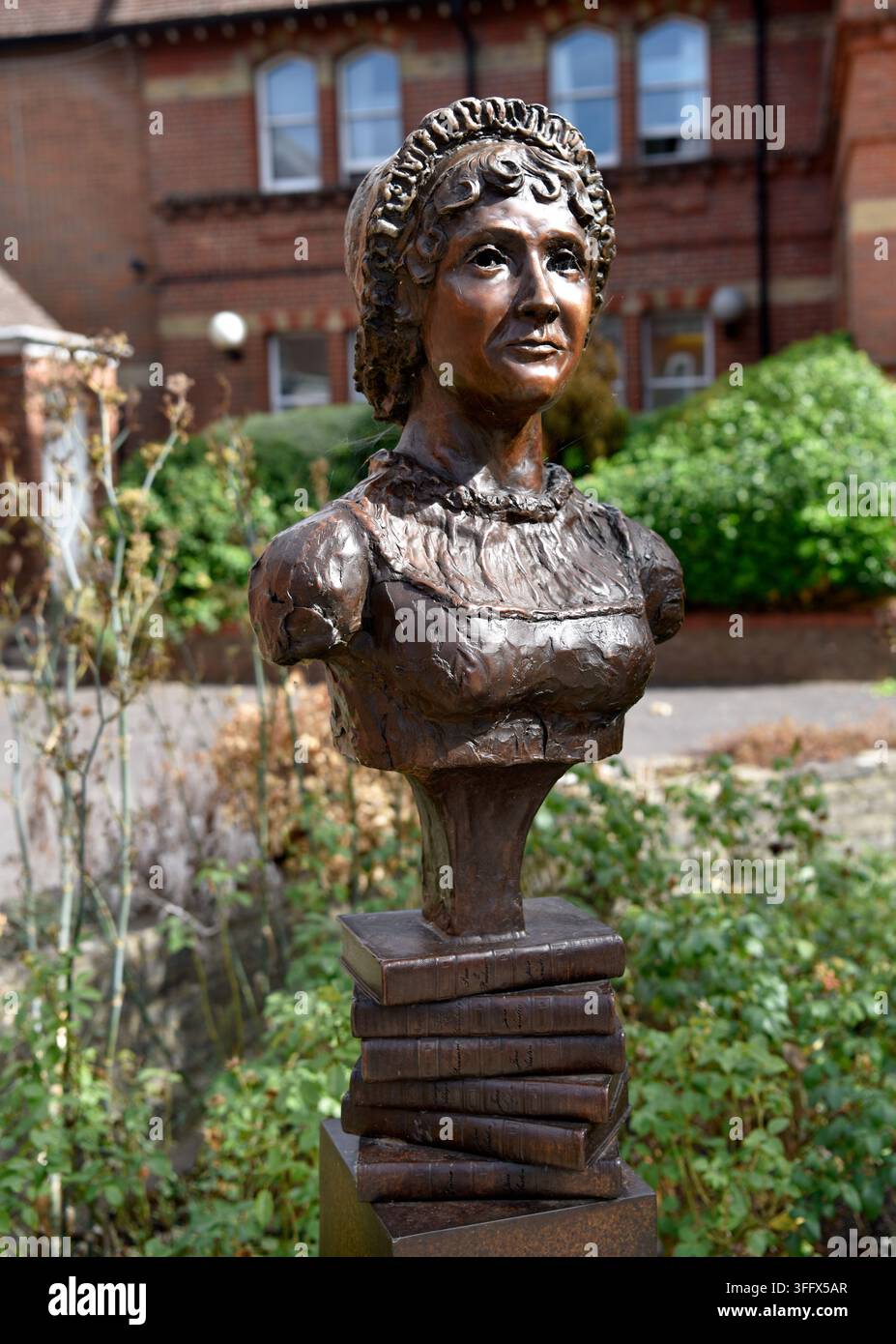 Bronzestatue der verstorbenen englischen Literaturikone Jane Austen (1775-1817), enthüllt am 21. Juni 2015 neben den Assembly Rooms, Alton, Hampshire, UK. Stockfoto