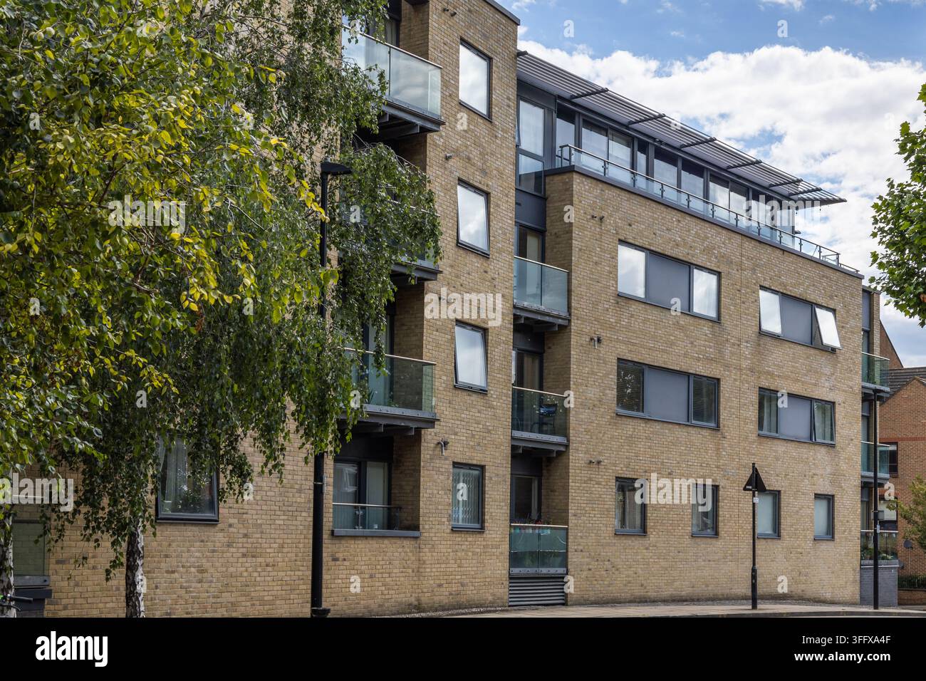 Zeitgenössischer Wohnblock mit Glasbalkonen Stockfoto