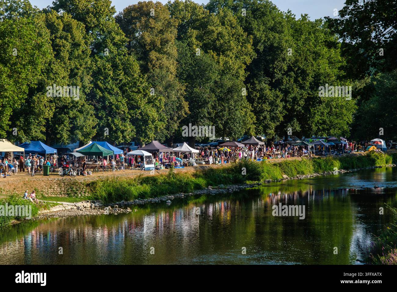 Hamoir liegt in der wallonischen Region und befindet sich am Zusammenfluss von Ourthe und Néblon, im Herzen der natürlichen Region Condroz. Brocante entlang des Stockfoto
