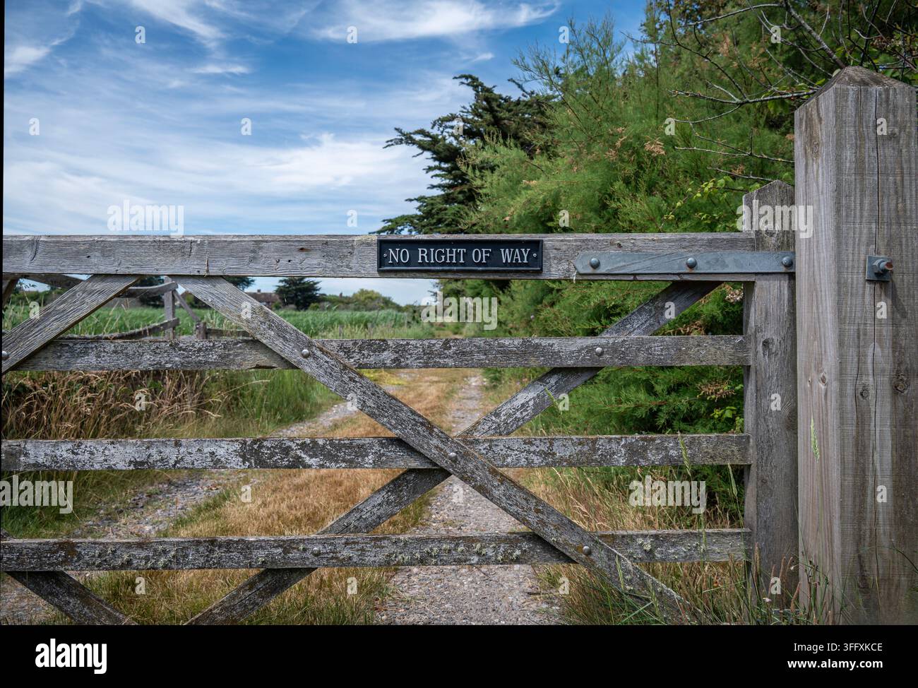 Holztor mit Schilder "No Right of Way" zur Kennzeichnung des eingeschränkten Zugangs zur Landschaft in Sidlesham, West Sussex, England. Stockfoto