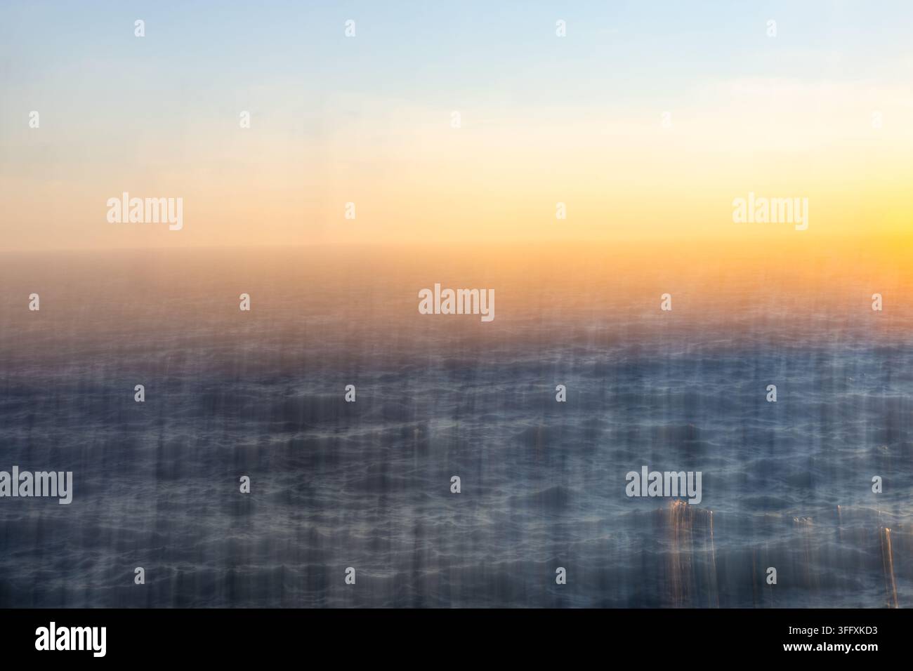 Ein verschwommenes Bild. Bewegung. Ein abstrakter Hintergrund. Ein Sonnenuntergang über einem unruhigen Meer. Die ICM-Technik oder absichtliche Kameraverschiebung Stockfoto