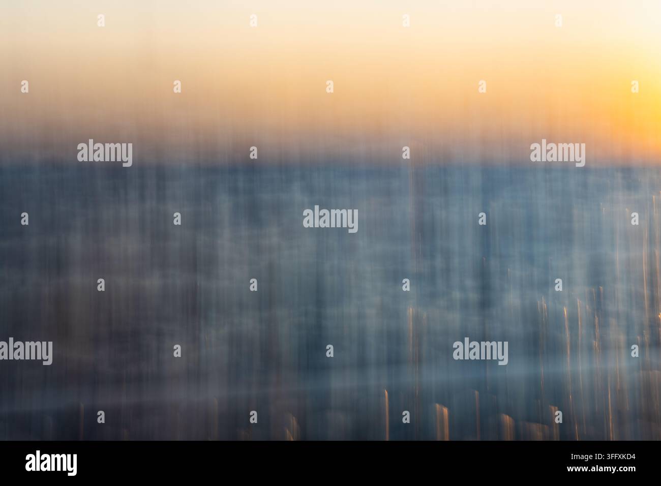Ein verschwommenes Bild. Bewegung. Ein abstrakter Hintergrund. Ein Sonnenuntergang über einem unruhigen Meer. Die ICM-Technik oder absichtliche Kameraverschiebung Stockfoto