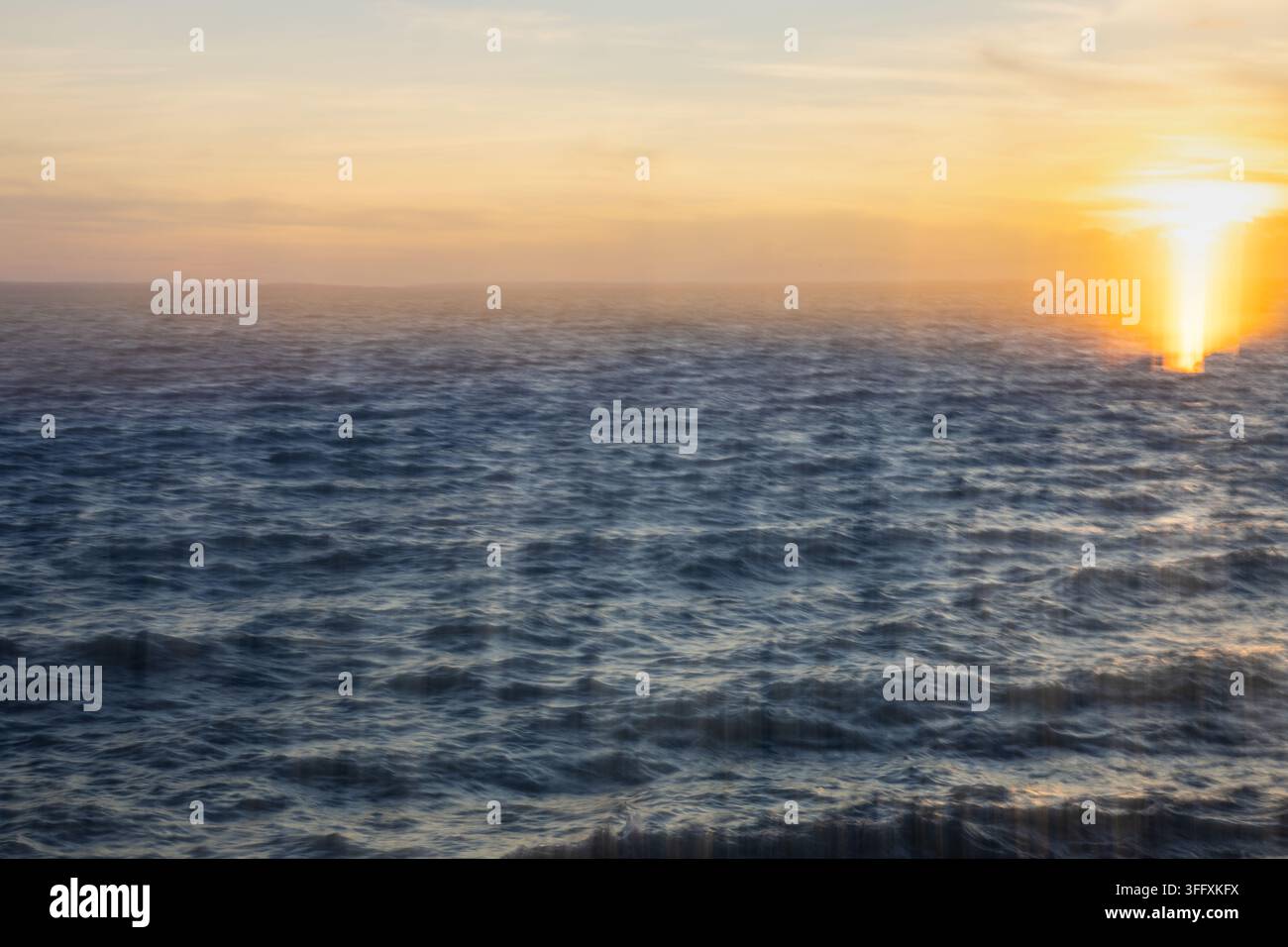 Ein verschwommenes Bild. Bewegung. Ein abstrakter Hintergrund. Ein Sonnenuntergang über einem unruhigen Meer. Die ICM-Technik oder absichtliche Kameraverschiebung Stockfoto