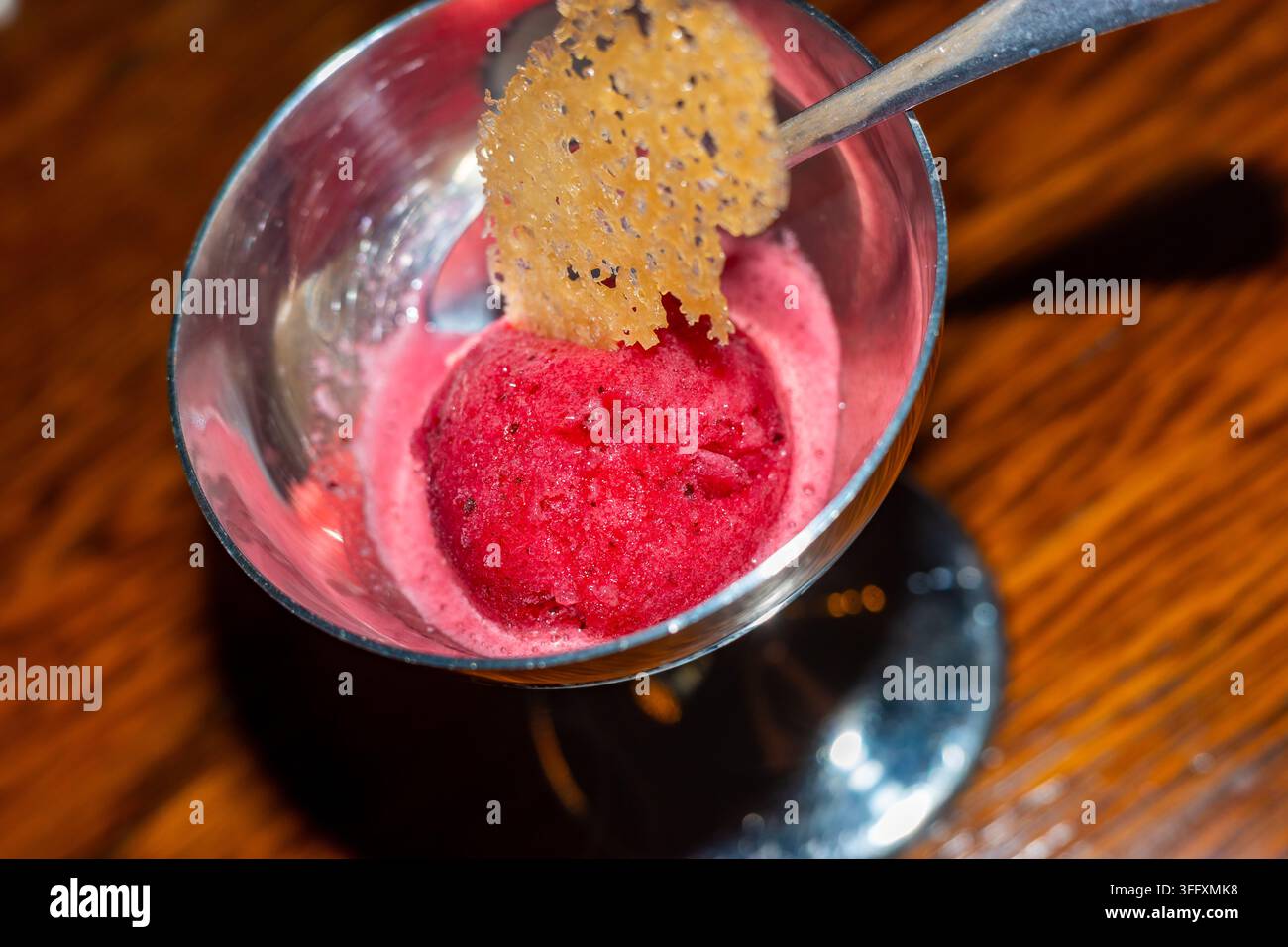 Fruchtsorbet, das als Gaumenkitzel zwischen den Restaurantgängen, bei der Verkostungsmenükarte und dem Feinschmecker-Erlebnis serviert wird. Stockfoto