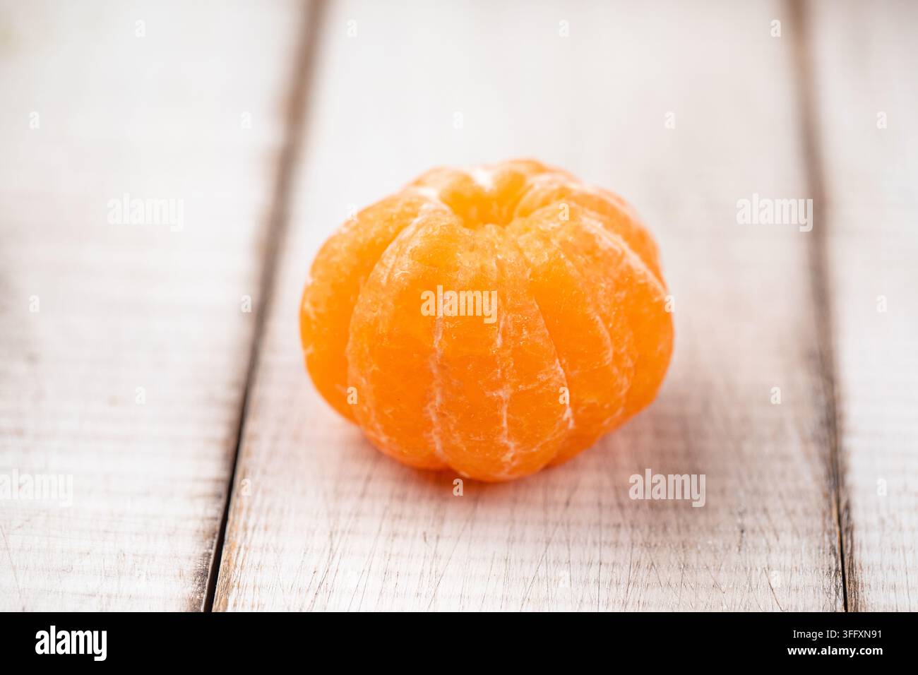 Geschälte Mandarine auf Holztablett Stockfoto