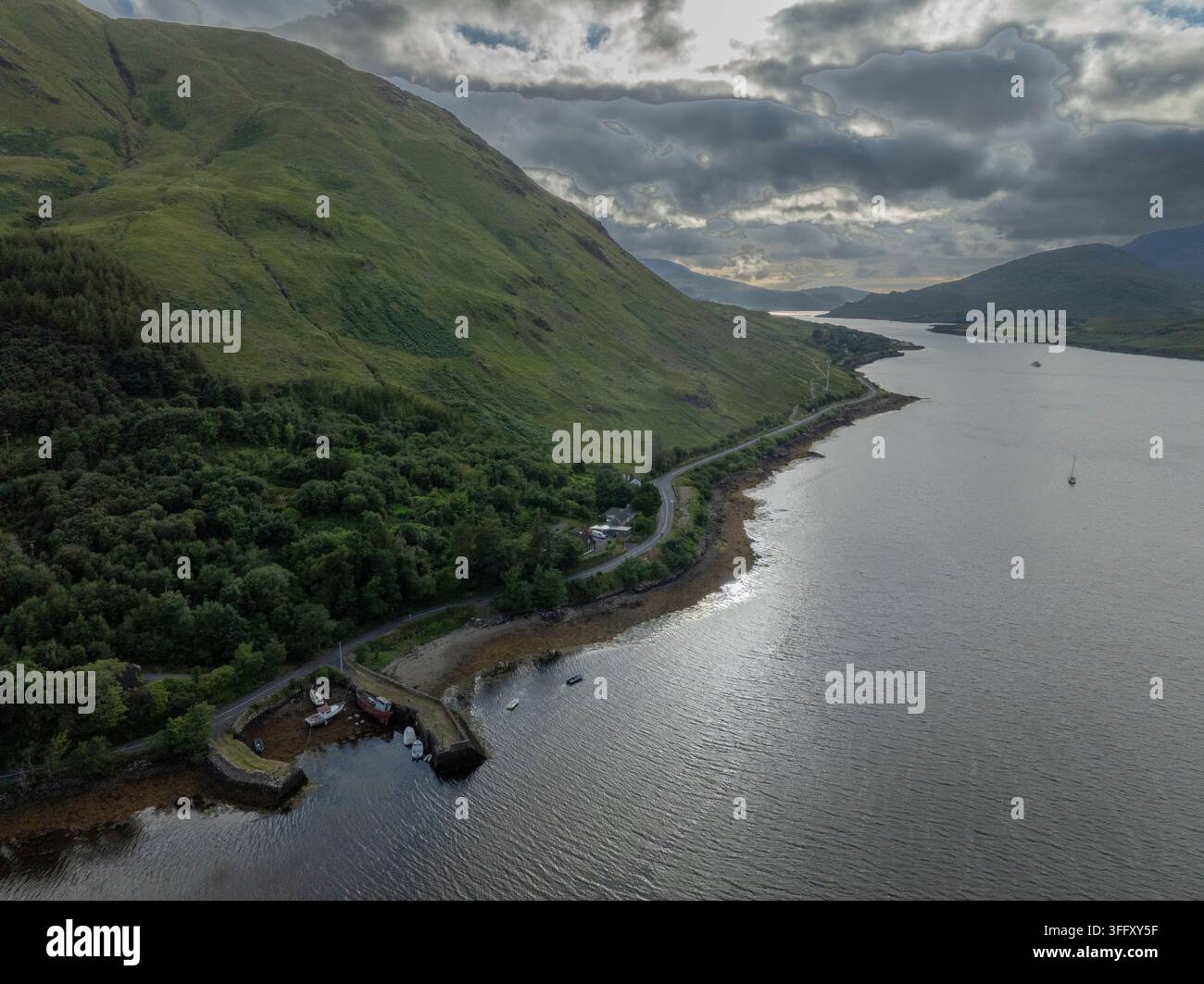 Dronoblick auf den Killary Harbour (auch Killary Fjord), Leenane, Grafschaften Galway und Mayo, Connemara, Irland, Europa Stockfoto