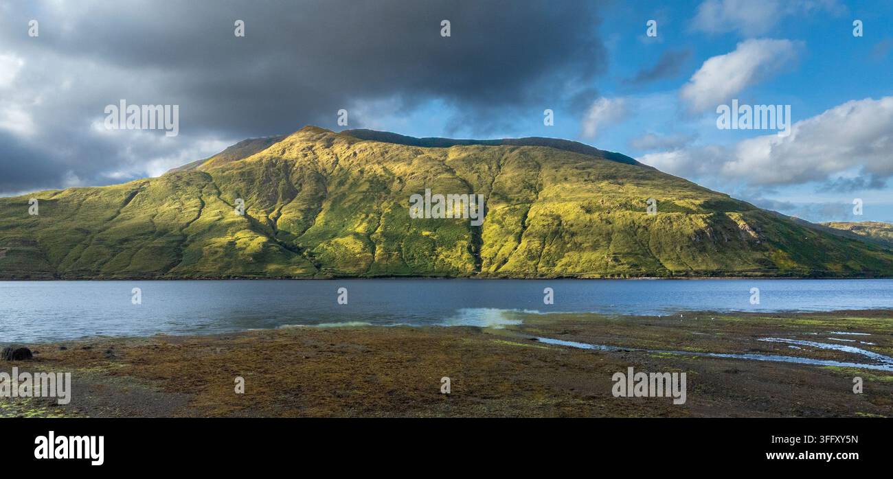 Dronoblick auf den Killary Harbour (auch Killary Fjord), Leenane, Grafschaften Galway und Mayo, Connemara, Irland, Europa Stockfoto