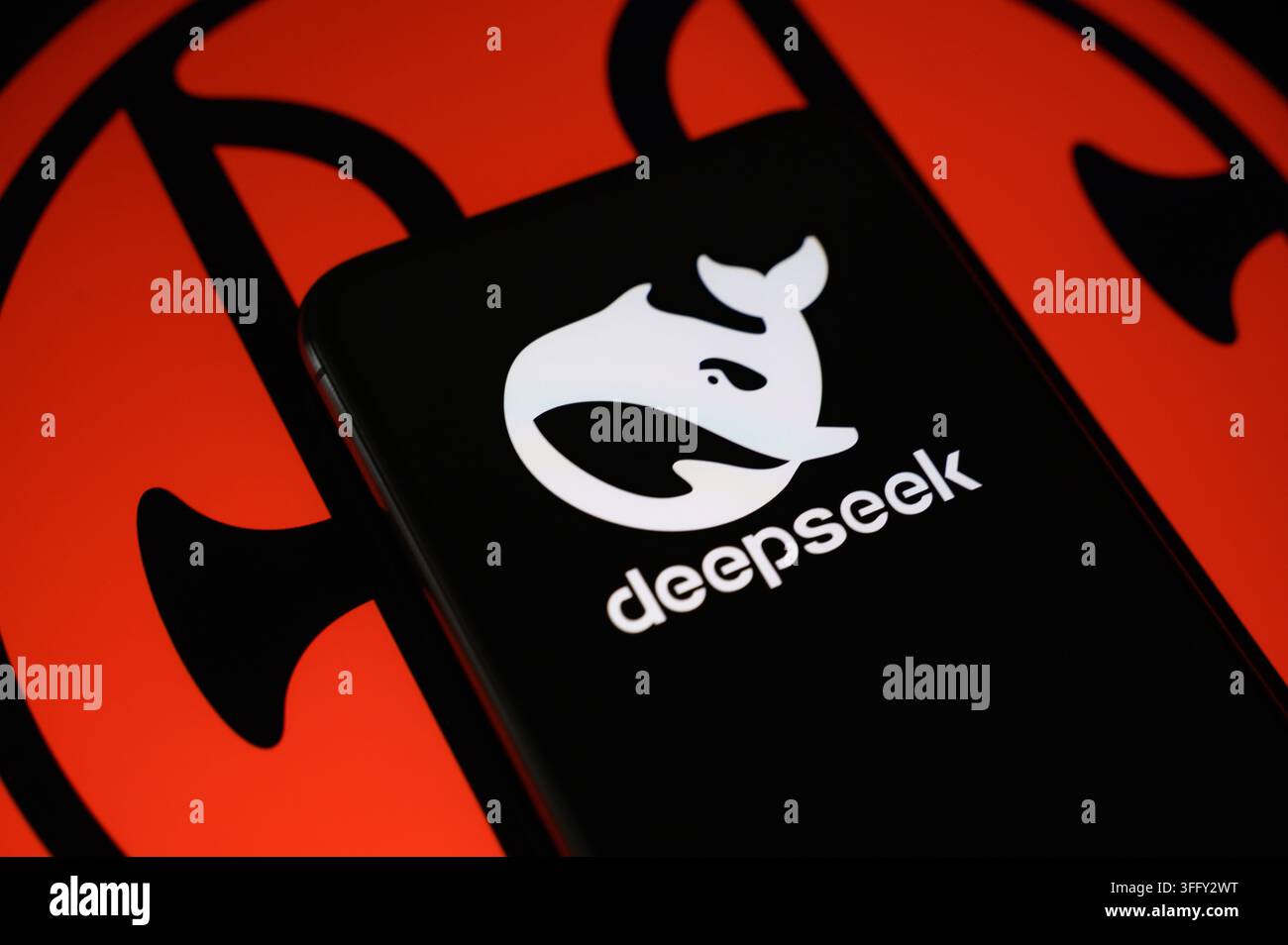 Paris, Frankreich – 10. September 2026: Deepseek-Künstliche-Intelligenz-Firmenlogo mit dem CITIC-Logo im Hintergrund Stockfoto