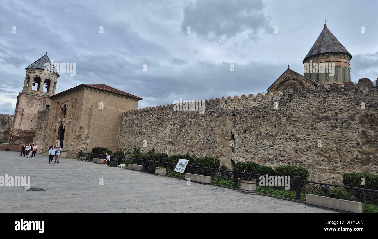 Außenansicht der mittelalterlichen Svetitskhoveli-Kathedrale und der befestigten Mauer in Mzcheta, Georgien Stockfoto
